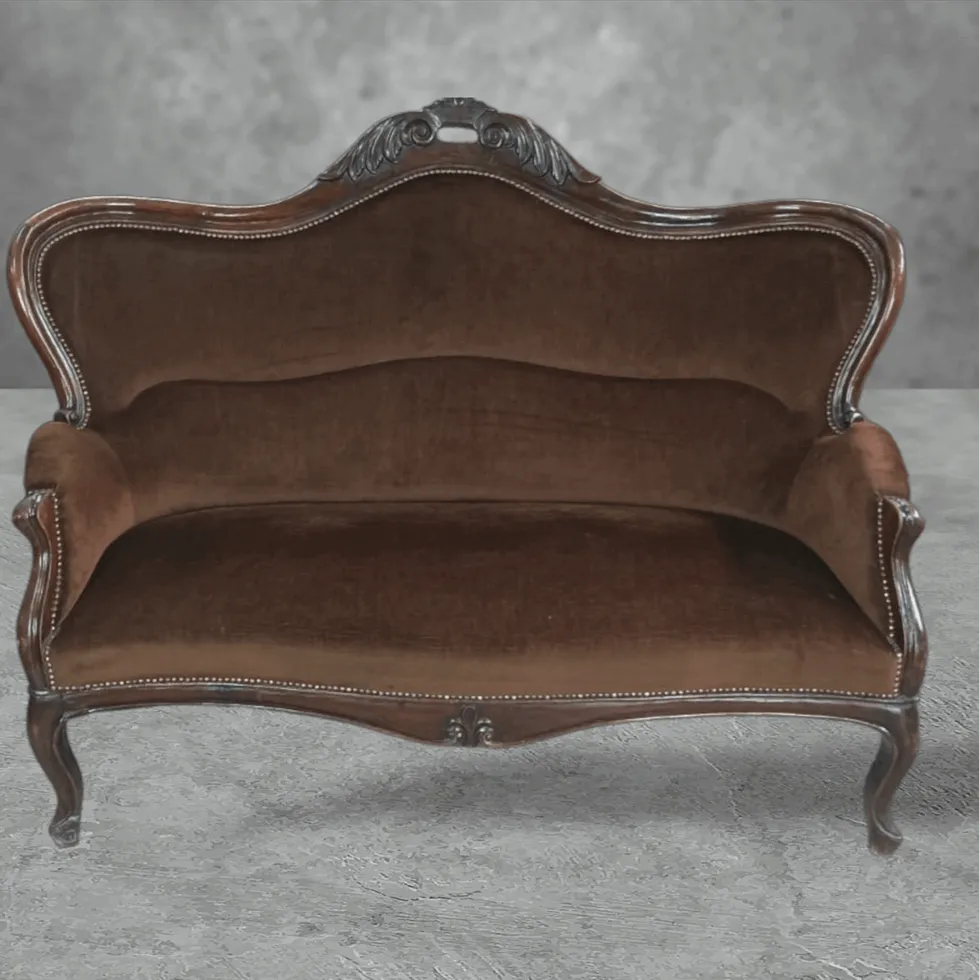 Ce canapé ancien en noyer avec un revêtement en velours marron est un meuble intemporel, parfait pour ceux qui souhaitent enrichir leur espace avec élégance et charme historique. Fabriqué en bois de noyer massif, connu pour sa résistance et la beauté de ses veines, ce canapé est une combinaison de solidité et de raffinement. Caractéristiques principales : Matériau : Structure en bois de noyer massif, finement travaillée avec des détails sculptés qui mettent en valeur l'artisanat et la qualité du bois. Revêtement : Velours marron doux qui apporte chaleur et une touche de luxe. Le velours n'est pas seulement agréable au toucher, mais aussi résistant, parfait pour une utilisation quotidienne. Style : Avec un design qui évoque des époques passées, ce canapé est idéal pour des environnements classiques, vintage ou pour créer un contraste dans des contextes plus modernes. Confort : Assise confortable et spacieuse, pensée pour garantir un confort optimal avec des coussins généreux et un soutien ergonomique. Pourquoi le choisir ? Ce canapé en noyer et velours marron est un choix idéal pour ceux qui aiment le mobilier de haute qualité avec une histoire et un caractère unique. Parfait pour un salon formel, une bibliothèque ou un bureau, il ajoute une touche de classe et de distinction à n'importe quel environnement.