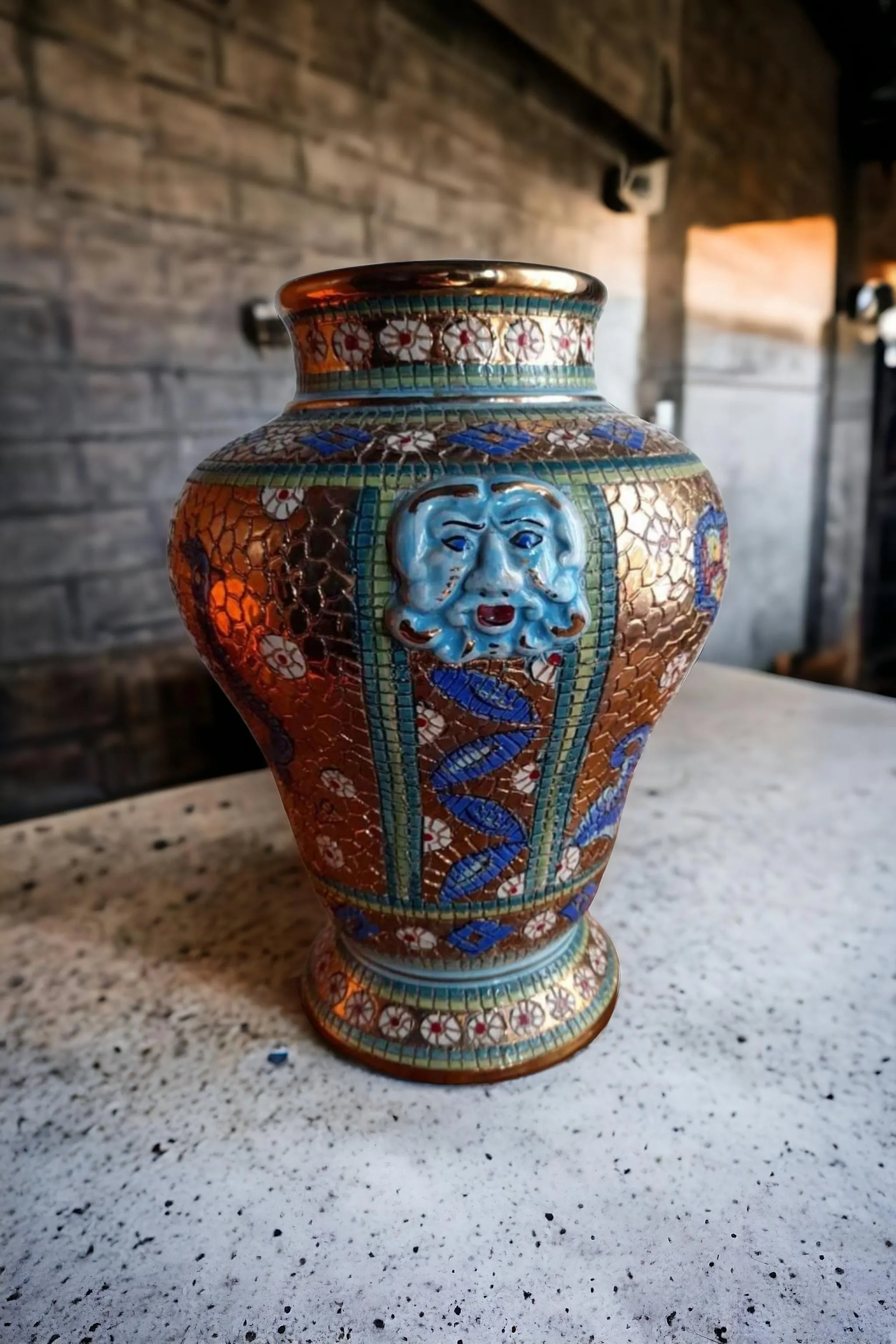 Le Vase en mosaïque très rare de Deruta est un exemple exceptionnel de céramique italienne, représentant le savoir-faire artisanal de la célèbre ville de Deruta, reconnue pour la production de céramiques artistiques depuis la Renaissance. Ce vase, réalisé avec la technique du mosaïque, est une pièce unique qui combine tradition, élégance et raffinée fabrication artisanale. Le mosaïque, qui caractérise le vase, est réalisé avec des tesselles de céramique colorée formant des dessins géométriques ou floraux, typiques du style de Deruta. Caractéristiques principales : Matériau de qualité et techniques artisanales : Le vase est réalisé en céramique de haute qualité, avec un travail soigné qui reflète l'excellence de la tradition artisanale de Deruta. Les tesselles de céramique qui composent le mosaïque sont placées à la main, créant un effet visuel extraordinaire. Design distinctif : Le design du vase, qui peut inclure des motifs géométriques, floraux ou symboliques, fait appel au patrimoine artistique de la Renaissance de Deruta, combiné avec une certaine modernité qui le rend adapté aux espaces contemporains et traditionnels. Rareté et valeur : Ce type de vase est très rare, avec une production limitée et des difficultés dans la reproduction du processus de mosaïque. En tant que pièce de collection, il a une valeur significative, tant pour l'unicité du design que pour son origine. Pourquoi le choisir : Le Vase en mosaïque de Deruta est un choix idéal pour ceux qui recherchent une pièce rare et précieuse à collectionner, ainsi que pour les amateurs d'art et de céramique. Il est parfait pour ceux qui souhaitent ajouter une touche d'élégance et de tradition italienne à leur maison ou collection. Sa beauté et son histoire en font un ajout exceptionnel à tout espace, qu'il soit classique ou moderne.