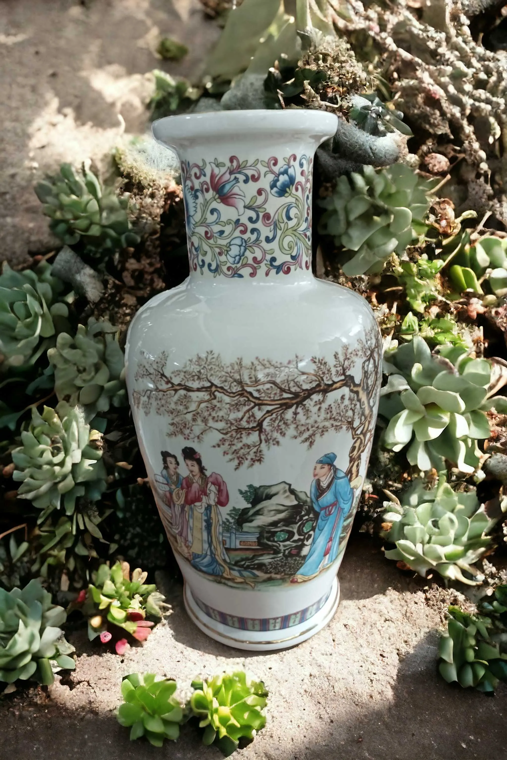 Le vase oriental décoré à la main est une œuvre d'art raffinée qui incarne le savoir-faire des traditions orientales, alliant élégance et unicité. Chaque vase est minutieusement peint à la main par des artisans experts, utilisant des techniques traditionnelles remontant à des siècles d'histoire. La décoration est souvent caractérisée par des motifs floraux, des paysages stylisés ou des symboles traditionnels, comme des dragons ou des fleurs de lotus, représentant des éléments culturels importants dans les différentes traditions orientales, comme les traditions chinoises, japonaises ou vietnamiennes. Caractéristiques principales : Matériau de qualité : Ces vases sont généralement fabriqués en céramique fine ou en porcelaine, des matériaux connus pour leur résistance et leur brillance. La surface du vase est lisse et soyeuse, idéale pour la peinture à la main. Décoration à la main : La caractéristique distinctive de ces vases est la décoration entièrement réalisée à la main, un processus qui rend chaque pièce unique. Les motifs décoratifs, qui peuvent inclure des fleurs, des animaux mythologiques, des paysages et des détails complexes, sont peints avec des pigments vifs et brillants. Style oriental : Chaque vase reflète un lien fort avec les traditions et les symboles de la culture orientale, comme la philosophie du Feng Shui ou la spiritualité des paysages naturels. Pourquoi le choisir : Un vase oriental décoré à la main est parfait pour ceux qui recherchent un objet alliant beauté esthétique et valeur culturelle. Il est idéal pour ajouter une touche exotique et sophistiquée à n'importe quel espace, que ce soit un salon, une salle à manger ou une bibliothèque. De plus, son unicité et la qualité de sa fabrication en font un objet de collection précieux, apprécié non seulement pour sa beauté visuelle, mais aussi pour sa signification culturelle.