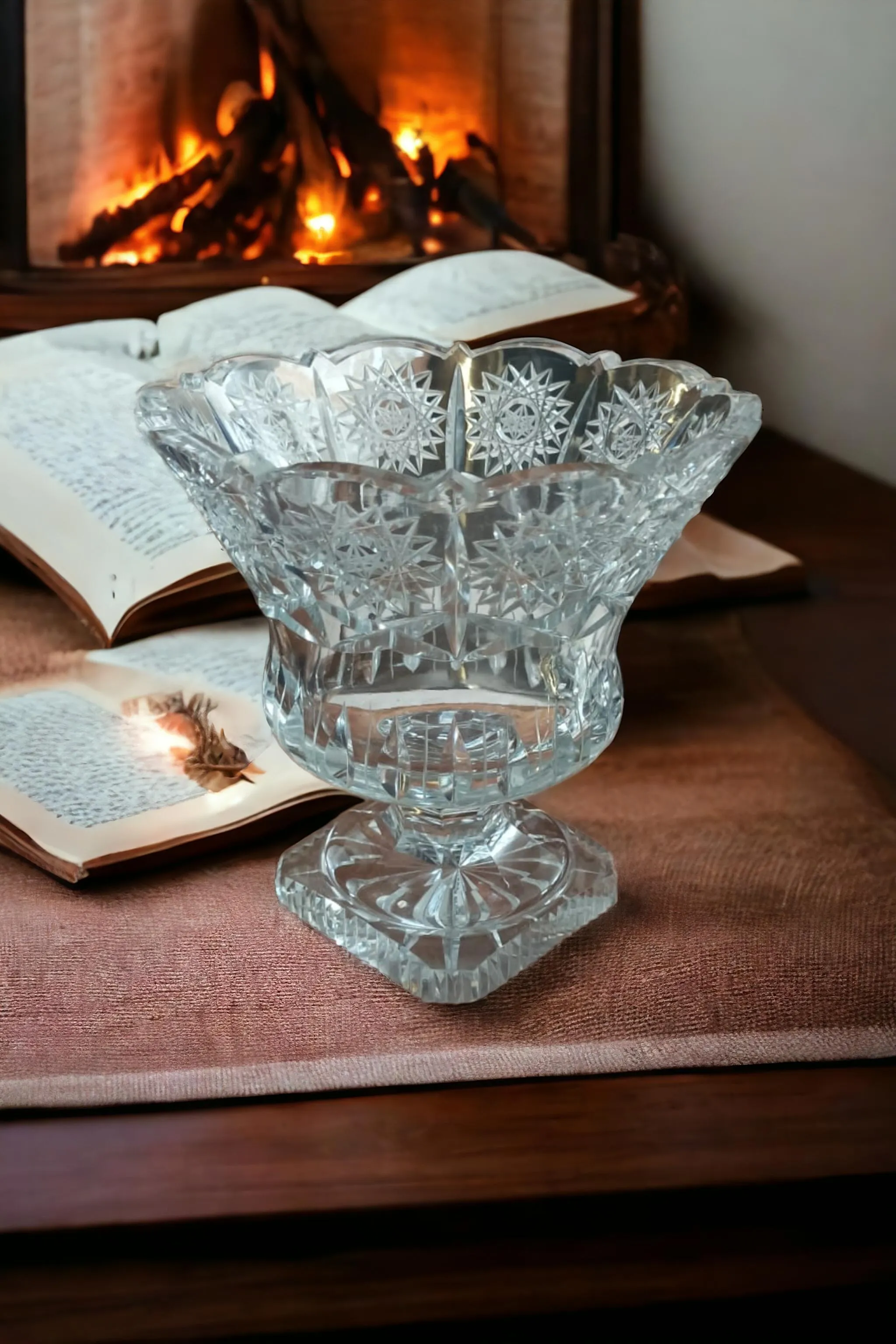 Le vase en cristal finement travaillé 'délicieux' représente un exemple extraordinaire de maîtrise artisanale dans le domaine du travail du cristal. Chaque détail de ce vase est soigné avec une extrême précision, avec des finitions qui accentuent la transparence et la brillance du cristal. Son design, élégant et sophistiqué, peut varier de lignes classiques à des formes plus modernes, mais toujours avec un accent sur la finesse des détails et la haute qualité des matériaux. Caractéristiques principales : Cristal de haute qualité : Le vase est fabriqué en cristal pur, connu pour son éclat exceptionnel et sa capacité à refléter la lumière de manière extraordinaire. Le cristal de qualité garantit une résistance supérieure et une longue durée de vie. Travail artisanal : Le travail du vase est effectué à la main, avec des techniques traditionnelles comprenant des coupes et des gravures délicates, qui confèrent au vase une texture unique. Les gravures peuvent inclure des motifs géométriques, floraux ou abstraits, tous pensés pour mettre en valeur la beauté du matériau. Design élégant et sophistiqué : Ce vase est un parfait exemple de la façon dont le cristal peut être transformé en un élément de design à la fois fonctionnel et décoratif. Le vase peut être utilisé comme centre de table, comme complément décoratif dans des salons élégants ou dans une vitrine de collection. Pourquoi le choisir : Un vase en cristal finement travaillé 'délicieux' est l'idéal pour ceux qui recherchent une pièce de décoration qui transmet élégance et prestige. Sa beauté, alliée à la qualité artisanale, le rend parfait pour des environnements raffinés tels que des salons de luxe, des maisons anciennes ou comme cadeau exclusif. Ce vase n'est pas seulement un objet décoratif, mais une véritable pièce de collection, destinée à rester un symbole de beauté intemporelle.