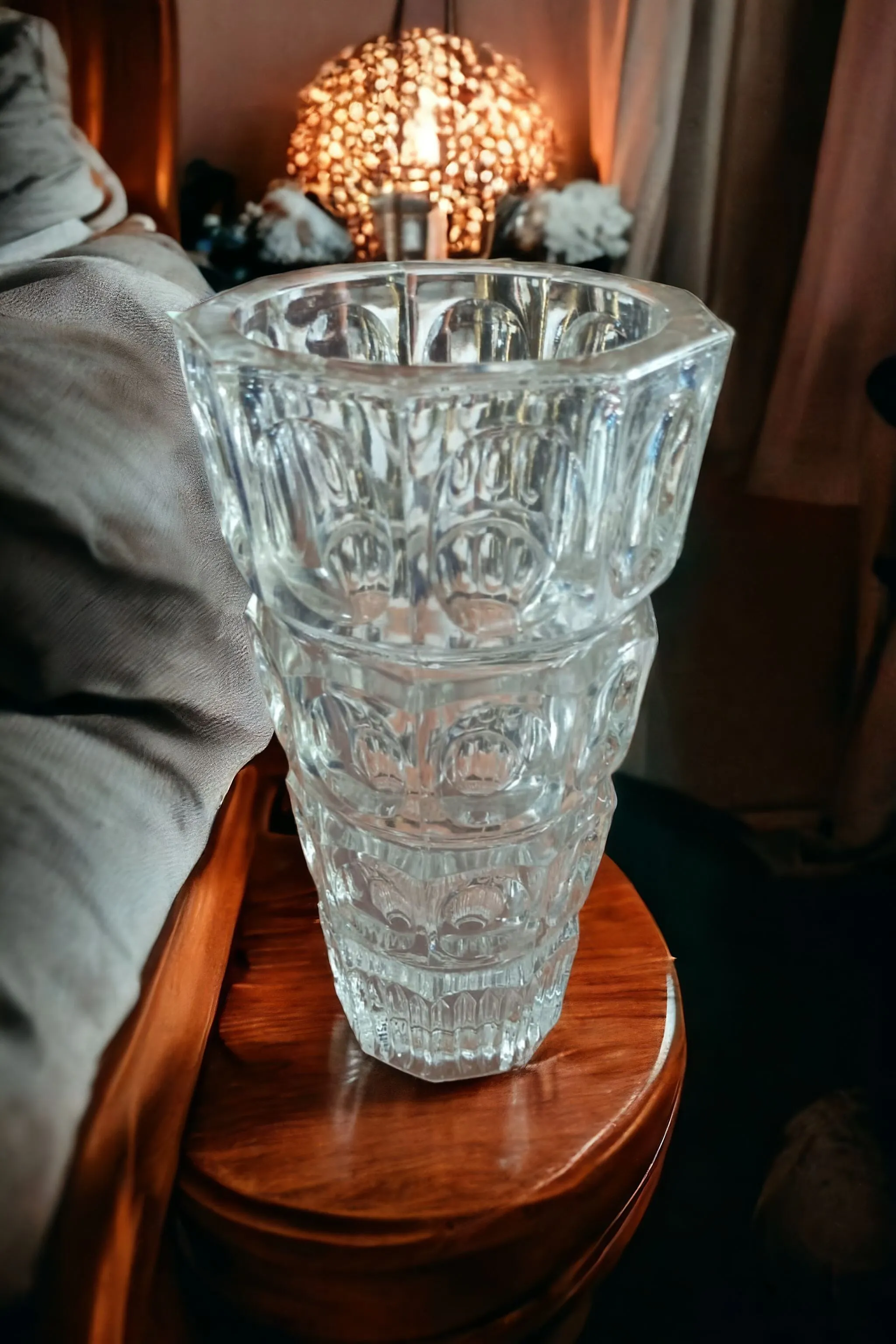 Le vase en verre octogonal, probablement attribué à Frantisek Peceny pour Hermanova Hut, est un exemple raffiné de la tradition verrière tchèque, reconnue pour sa qualité et son innovation. Le design octogonal, avec des lignes nettes et des angles distincts, donne au vase un aspect géométrique élégant et moderne, tout en restant classique. La combinaison du verre transparent avec des finitions minutieusement travaillées fait de ce vase non seulement un objet décoratif, mais aussi une œuvre d'art qui reflète le savoir-faire du designer. Caractéristiques principales : Matériau de qualité : Le vase est fabriqué en verre de haute qualité, connu pour son éclat et sa luminosité, capturant et reflétant la lumière avec élégance. La fabrication du verre est réalisée avec une grande attention aux détails, un trait distinctif des créations de Peceny et de la verrerie de Hermanova Hut. Design octogonal : La forme octogonale du vase se caractérise par des angles nets et des bords définis, créant un effet visuel intéressant et sophistiqué. Ce type de design permet au vase de s'intégrer parfaitement dans des environnements modernes et classiques. Attribution historique : Bien que l'attribution à Frantisek Peceny ne soit pas définitive, son style unique et l'influence de la verrerie de Hermanova Hut sont évidents dans ce vase, qui reflète l'approche distinctive et innovante qui a marqué la production de la fabrique. Pourquoi le choisir : Un vase en verre octogonal attribué à Frantisek Peceny est l'idéal pour les collectionneurs de verre ancien et pour ceux qui recherchent une pièce alliant beauté, fonctionnalité et forte composante historique. Ce vase est parfait comme centre de table ou élément décoratif dans des environnements élégants et raffinés, apportant avec lui un morceau d'histoire et de tradition de la verrerie tchèque.
