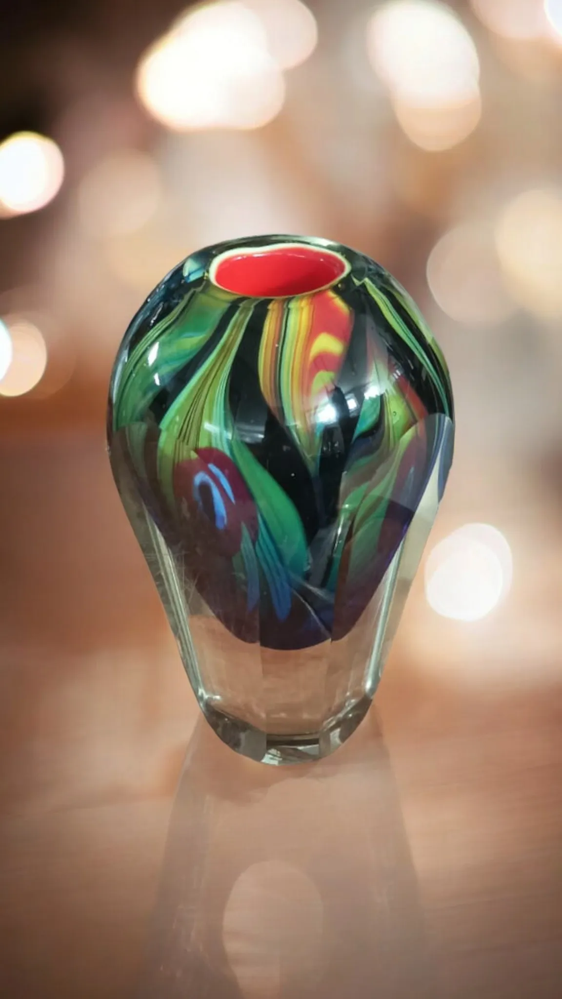 Le Vase Murano immergé multicolore est un chef-d'œuvre de l'art verrier, réalisé avec la technique du verre immergé, qui consiste à encapsuler plusieurs couches de couleur à l'intérieur du verre transparent. Ce vase présente une combinaison de couleurs vibrantes et de nuances qui se fondent harmonieusement, créant un effet visuel extraordinaire. La technique immergée a été perfectionnée à Murano, où les maîtres verriers sont connus pour leur habileté à utiliser le verre pour obtenir des effets uniques. Caractéristiques principales : Technique du verre immergé : Le verre multicolore est fondu et superposé de manière à créer un effet de profondeur et de mouvement, avec une surface qui semble suspendue dans le temps. Ce processus crée un jeu de lumières et de reflets qui capte l'attention. Couleur et design : Les couleurs vives, comme le bleu, le vert, le rouge et le jaune, se mélangent dans une symphonie visuelle qui transforme chaque vase en une œuvre unique. Chaque pièce de Murano immergé est différente, avec des motifs distinctifs qui peuvent inclure des lignes ondulées, des bulles ou des formes abstraites. Artisanat Murano : Fabriqué par les maîtres verriers de Murano, ce vase n'est pas seulement un objet décoratif, mais une expression d'une tradition artisanale séculaire. Chaque vase est soufflé et modelé à la main, un processus qui demande habileté et maîtrise. Pourquoi le choisir : Le Vase Murano immergé multicolore est idéal pour ceux qui recherchent une pièce d'une grande valeur esthétique et historique. Parfait pour ajouter une touche d'élégance et de couleur à n'importe quel environnement, le vase devient un sujet de conversation pour les passionnés d'art verrier. Son unicité et son artisanat en font un choix parfait pour les collectionneurs d'objets vintage ou pour ceux qui souhaitent enrichir leur maison avec une pièce de haute qualité.