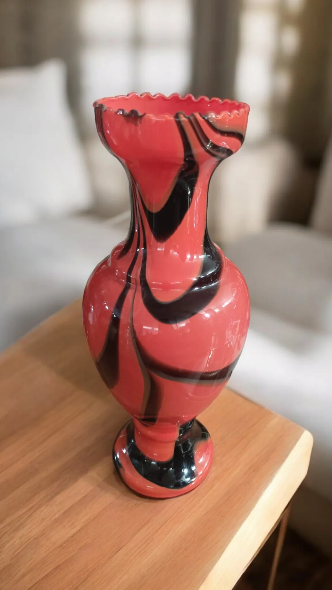 Le Vase en verre opalin de Carlo Moretti est un élégant exemple de l'art verrier muranais, réalisé par l'un des maîtres verriers les plus prestigieux. Connu pour sa remarquable habileté dans le travail du verre, Carlo Moretti a contribué à innover et préserver les traditions artisanales de Murano. Ce vase, en particulier, se distingue par son verre opalin, caractérisé par un effet laiteux qui crée une douce apparence visuelle. Caractéristiques principales : Verre opalin : Le verre opalin se distingue par sa surface opaque, qui donne une luminosité particulière et un effet fondu, rendant chaque pièce unique. Le travail de ce verre permet d'obtenir une transparence diffuse, conférant au vase une beauté particulière. Design raffiné : Le vase présente des lignes élégantes et modernes, avec une forme qui peut varier de simple et sinueuse à plus structurée, mais toujours avec l'élégance inconfondable typique du design de Carlo Moretti. Les couleurs du verre peuvent varier des tons pastel délicats à des nuances plus prononcées, créant un contraste fascinant de lumières et d'ombres. Maîtrise artisanale : Chaque vase est entièrement réalisé à la main par les maîtres verriers de Murano, utilisant des techniques traditionnelles. La précision et le soin des détails font de chaque pièce une véritable œuvre d'art. Pourquoi le choisir : Le Vase en verre opalin de Carlo Moretti est parfait pour ceux qui recherchent une pièce unique et élégante pour enrichir leur maison. Son esthétique raffinée et sa qualité artisanale en font le choix idéal pour des environnements modernes ou classiques. Non seulement un objet décoratif, mais aussi un symbole d'artisanat de haute qualité, le vase est un excellent choix pour les collectionneurs et pour ceux qui souhaitent ajouter une touche de luxe et de tradition à chaque environnement.