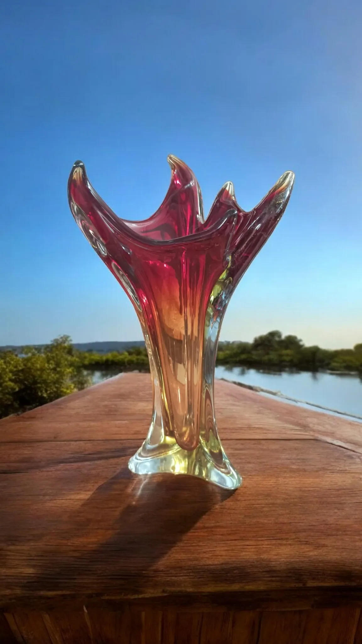 Le Vase de Murano délicieux représente un parfait exemple de maîtrise verrière typique de la tradition muranaise. Avec sa forme élégante et son design raffiné, ce vase se distingue par ses détails uniques et la qualité artisanale qui caractérise chaque pièce de Murano. Sa couleur vibrante, ses nuances délicates et la brillance du verre reflètent l'habileté des maîtres verriers qui, avec des techniques traditionnelles, ont réussi à créer une œuvre d'art à la fois fonctionnelle et décorative. Caractéristiques principales : Verre de Murano : Le vase est réalisé en verre soufflé à la main, une tradition qui remonte à des siècles et qui rend chaque pièce unique en son genre. Design élégant et raffiné : Le vase présente une forme élégante, avec des lignes douces et des courbes sinueuses qui captent la lumière de manière extraordinaire, mettant en valeur les couleurs du verre. Couleurs intenses et dégradées : Souvent décoré de tons riches comme le rouge, le bleu ou le vert, le vase de Murano délicieux peut également présenter des effets de dégradés et de veines qui le rendent encore plus spécial et attrayant. Pourquoi le choisir : Le Vase de Murano délicieux est un excellent choix pour les amateurs de l'art du verre et de la décoration d'intérieur. Idéal pour ceux qui recherchent une pièce unique pour enrichir leur salon, bureau ou collection, ce vase devient un point focal dans n'importe quel environnement, grâce à sa beauté intemporelle et la maîtrise des détails. Un complément de décoration qui ajoute de l'élégance et une touche de luxe à tout espace.