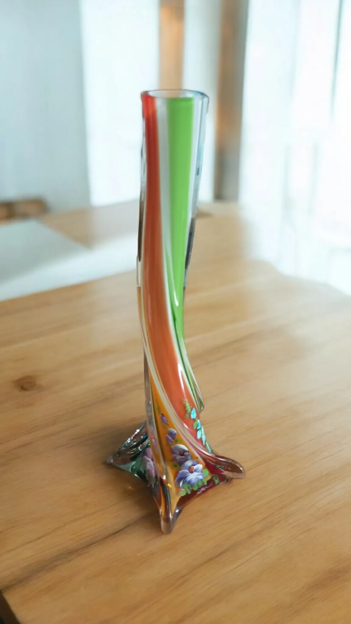 Le Vase de Murano en spirale est une pièce fascinante qui incarne la tradition de la verrerie muranaise avec un design distinctif et captivant. Caractérisé par une technique qui crée un effet en spirale dans le verre, ce vase capte la lumière et crée une sensation de mouvement et de fluidité, mettant en valeur la beauté de la forme et de la couleur. Caractéristiques principales : Technique de fabrication : Réalisé avec la technique traditionnelle du verre soufflé à la main, ce vase présente des spirales élégantes et précises qui peuvent être obtenues grâce à l'habileté des maîtres verriers de Murano. Design dynamique : Les spirales, qui s'enroulent sur elles-mêmes, confèrent au vase une sensation de dynamisme et de mouvement, créant une sculpture unique et captivante. Les nuances de couleur peuvent varier, allant du transparent au cristal, jusqu'à des couleurs vibrantes comme le bleu, le vert ou le rouge. Matériau de haute qualité : Comme chaque pièce de Murano, le vase est réalisé avec un verre de très haute qualité, reconnu pour sa brillance et sa durabilité. Sa fabrication manuelle garantit que chaque exemplaire est unique. Pourquoi le choisir : Un Vase de Murano en spirale est parfait pour ceux qui recherchent un objet décoratif alliant art, fonctionnalité et tradition. Grâce à sa forme captivante et à sa lumière naturelle, ce vase peut enrichir n'importe quel environnement, du salon élégant à une salle à manger raffinée. Une œuvre d'art de collection qui ajoute une touche de luxe et de style à votre maison ou bureau.