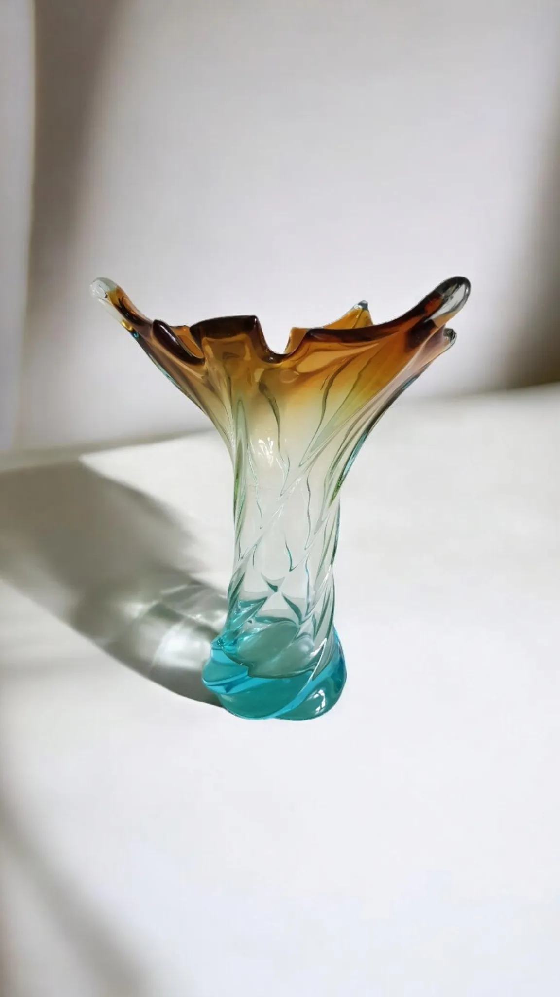 Le Vase de Murano Magnifique est une œuvre d'art qui incarne l'excellence de la tradition verrière de Murano, célèbre dans le monde entier pour son travail artisanal et la haute qualité de son verre. Ce vase se distingue par sa beauté à couper le souffle, alliant élégance, couleur et design. Chaque pièce est unique, réalisée à la main par des maîtres verriers experts, qui allient avec maîtrise formes et techniques traditionnelles pour créer un produit qui fascine quiconque le regarde. Caractéristiques principales : Fabrication artisanale : Comme chaque vase de Murano, cette pièce est soufflée à la main, une technique qui confère au verre une qualité cristalline et une brillance extraordinaire. Les formes peuvent varier, mais toujours avec une attention méticuleuse aux détails. Design exclusif : Le vase Magnifique se caractérise par des lignes douces et élégantes, avec un équilibre parfait entre fonctionnalité et art. Les nuances de couleur, allant du transparent aux tons les plus vifs, sont réalisées avec des méthodes traditionnelles comme le verre immergé ou l'application de feuilles d'or et d'argent. Matériau de qualité : Le verre de Murano est réputé pour sa qualité supérieure et sa brillance unique. Le vase, grâce à sa fabrication manuelle, est également très résistant et durable dans le temps. Pourquoi le choisir : Un Vase de Murano Magnifique est le complément idéal pour ceux qui recherchent un objet qui non seulement décore, mais raconte également une histoire de savoir-faire artisanal. Il est parfait pour ajouter une touche de luxe et de raffinement à tout environnement, qu'il s'agisse d'un salon, d'un bureau ou d'une vitrine de collection. Ce vase n'est pas seulement un élément décoratif, mais une véritable œuvre d'art qui enrichit l'environnement par sa beauté intemporelle.