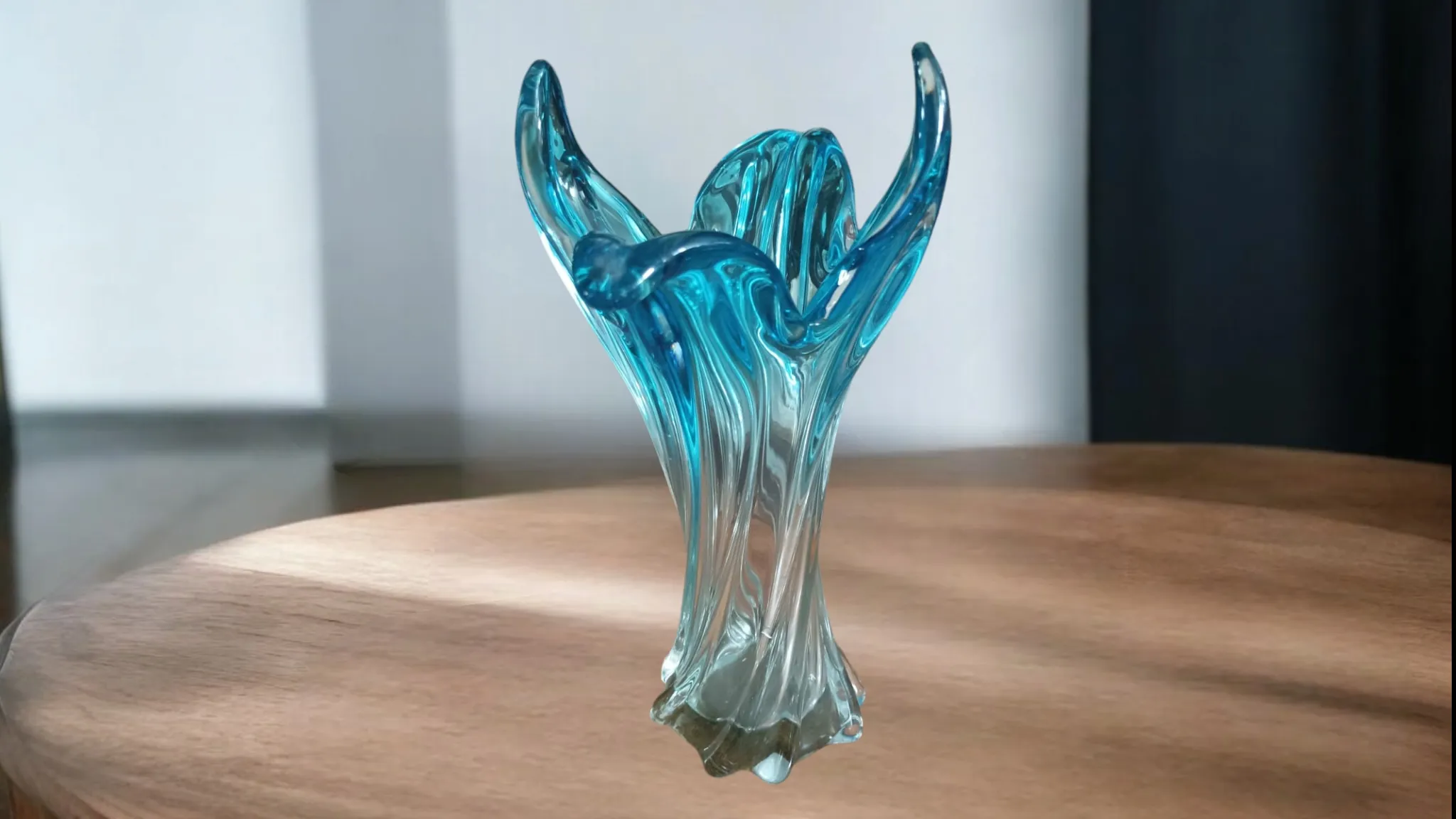 Le Vase de Murano Lys est un objet extraordinaire qui incarne l'élégance et le raffinement de la tradition verrière de Murano. Ce vase se distingue par son design unique inspiré de la fleur de lys, symbole de pureté et de beauté. Le savoir-faire des maîtres verriers de Murano se reflète dans la manière dont le verre est travaillé, créant un objet qui n'est pas seulement fonctionnel, mais aussi un véritable chef-d'œuvre artistique. Caractéristiques principales : Design inspiré du lys : La forme du vase est délicatement courbée, avec des pétales stylisés qui évoquent l'élégance du lys. Les lignes fluides et douces sont réalisées avec une grande maîtrise, créant un effet visuel qui capte la lumière et ajoute une sensation de mouvement. Fabrication artisanale : Comme tous les vases de Murano, le Lys est soufflé à la main, en utilisant des techniques traditionnelles qui confèrent au verre une brillance et une transparence exceptionnelles. Les nuances de couleur peuvent varier, souvent avec des accents d'or ou d'argent pour mettre en valeur la beauté du design. Matériau précieux : Le verre de Murano est reconnu pour sa qualité exceptionnelle, rendue encore plus spéciale grâce à la fabrication artisanale. Chaque vase est unique, avec de légères différences qui témoignent de l'authenticité et du savoir-faire des maîtres verriers. Pourquoi le choisir : Le Vase de Murano Lys est parfait pour ceux qui souhaitent un objet de grande valeur esthétique et artisanale. Idéal pour décorer des salons, des salles à manger ou des collections, il ajoute une touche de luxe et de raffinement à n'importe quel espace. Non seulement un élément décoratif, mais aussi un morceau d'histoire qui porte avec lui la tradition millénaire du verre de Murano. Si vous souhaitez enrichir votre maison avec un chef-d'œuvre alliant élégance, fonctionnalité et art, le Vase Lys est le choix idéal.