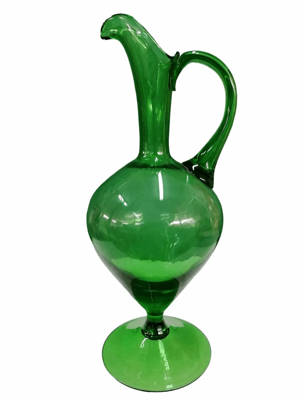Le Vase Pichet en verre soufflé à la main de Taddei d'Empoli est un exemple raffiné de l'artisanat verrier italien, connu pour sa qualité et son savoir-faire. Produit par la fabrique éponyme Taddei d'Empoli, ce vase représente l'excellence dans la fabrication du verre soufflé à la main, une technique qui permet d'obtenir des formes fluides et parfaites, avec une brillance unique. Caractéristiques principales : Technique artisanale : Le vase est réalisé à l'aide de la technique traditionnelle du verre soufflé à la main, ce qui permet de créer des objets uniques en leur genre. Chaque Pichet est donc un pièce singulière, avec de légères différences qui témoignent de l'authenticité. Design élégant : La forme de Pichet de ce vase est simple mais extrêmement raffinée. Le design épuré et le large col du Pichet le rendent idéal comme contenant pour des fleurs ou comme élément décoratif. Matériau de haute qualité : Le verre utilisé est d'excellente qualité, conférant au vase une transparence cristalline qui capte la lumière et apporte de la brillance à l'environnement dans lequel il est placé. Parfois, les vases Taddei présentent des nuances de couleur délicates ou des décorations en relief, qui mettent en valeur la beauté du design. Pourquoi le choisir : Le Vase Pichet Taddei d'Empoli est parfait pour ceux qui recherchent une pièce élégante et artisanale à ajouter à leur collection ou décoration. Avec son design classique et la qualité intemporelle du verre soufflé, il est idéal pour ceux qui souhaitent un objet polyvalent pouvant servir à la fois d'élément décoratif et fonctionnel. Parfait pour des salons, des tables à manger ou des vitrines, il représente un ajout sophistiqué à n'importe quel espace. Si vous êtes un amateur d'art verrier ou un collectionneur, le Vase Pichet de Taddei est une pièce qui ne peut manquer chez vous.
