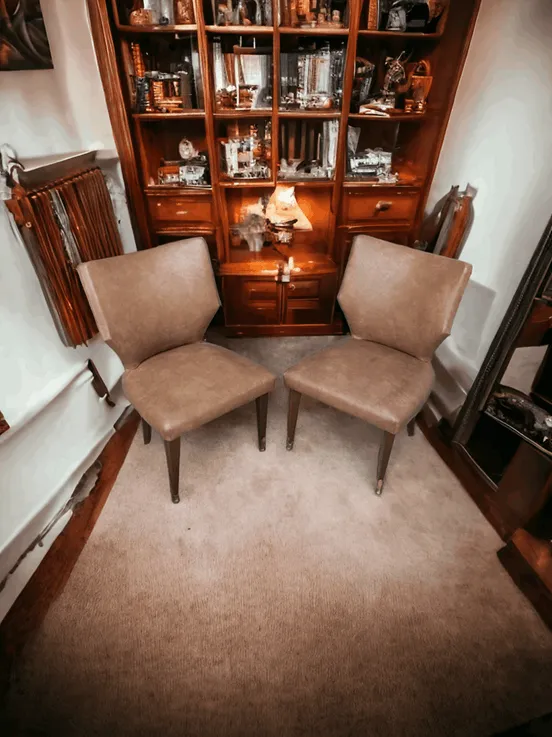 Ce duo de fauteuils en cuir beige est un ajout élégant et sophistiqué à n'importe quel espace. Avec un design classique et une qualité artisanale, ces fauteuils allient style et confort, les rendant parfaits pour toute occasion. Caractéristiques principales : Revêtement en cuir de haute qualité : Les fauteuils sont recouverts de cuir beige, un matériau connu pour sa durabilité et son aspect luxueux. Le cuir est doux au toucher et facile à nettoyer, garantissant une élégance intemporelle qui s’adapte parfaitement à divers styles de décoration. Design élégant et polyvalent : Avec des lignes épurées et un profil raffiné, ces fauteuils s’intègrent facilement dans différents types de décoration, du contemporain au plus classique. Leur couleur neutre les rend idéaux pour être associés à d’autres éléments de mobilier et décorations. Structure robuste : Construits avec une solide structure en bois, ces fauteuils offrent stabilité et résistance dans le temps. Le soin apporté aux détails de la construction reflète la qualité artisanale, assurant une longue durée de vie et un siège sécurisé. Confort supérieur : Conçus pour offrir une expérience de siège confortable, ces fauteuils présentent un siège large et rembourré, ainsi qu’un dossier ergonomique qui soutient le dos. Parfaits pour des moments de détente ou de divertissement, ils invitent à s’asseoir et à profiter de son espace. Pourquoi les choisir ? Ce duo de fauteuils en cuir beige est idéal pour ceux qui recherchent une touche d’élégance et de confort dans leur décoration. Que ce soit pour un salon, une chambre ou un coin lecture, ces fauteuils peuvent transformer l’espace en un environnement accueillant et raffiné. La combinaison de style classique et de fonctionnalité les rend parfaits pour ceux qui aiment les détails soignés et l’esthétique intemporelle. Investir dans ces fauteuils, c’est enrichir sa maison avec des pièces de design de haute qualité, prêtes à résister à l’usure quotidienne et à conserver leur charme au fil du temps.