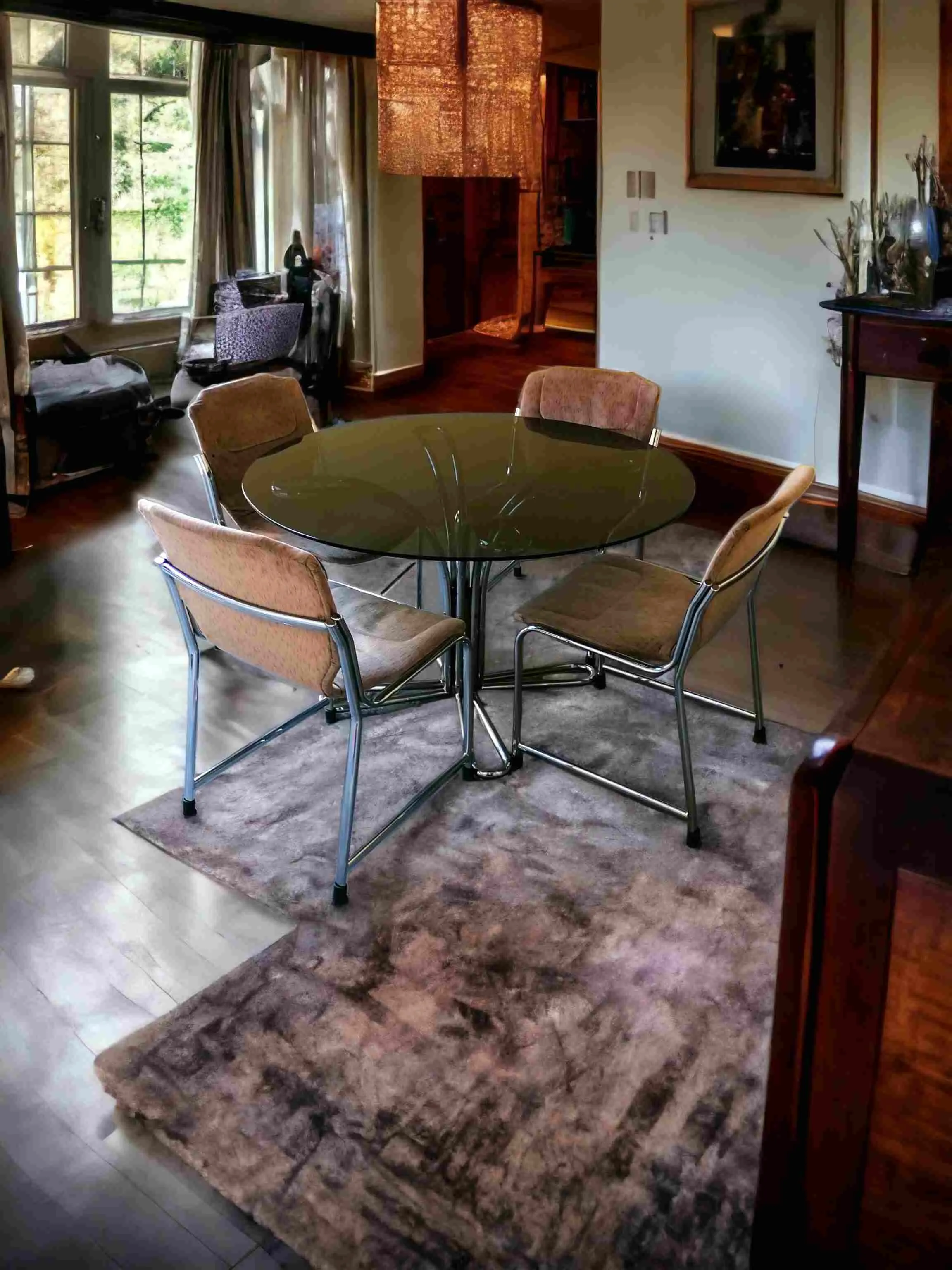La mesa y sillas de acero con una tapa de vidrio atribuible a Giotto Stoppino son piezas de diseño que encarnan la sofisticación e innovación típicas de la era moderna. Stoppino, el célebre arquitecto y diseñador italiano, es conocido por sus trabajos caracterizados por líneas fluidas y un uso inteligente de los materiales, que combinan funcionalidad y estética. Este conjunto destaca por la elegancia esencial del acero pulido, que crea un contraste sofisticado con la transparencia y ligereza de la tapa de vidrio. Características principales: Materiales de calidad: La robustez del acero garantiza una estructura sólida y duradera, mientras que la tapa de vidrio aporta un toque de modernidad y luminosidad. Diseño distintivo: Las formas y líneas pueden reflejar el enfoque de diseño de Stoppino, caracterizado por una funcionalidad estética y detalles cuidadosos. Versatilidad: Ideal para una sala de estar contemporánea, un comedor o una oficina que desee combinar practicidad y arte. Por qué elegirlo: Elegir una mesa y sillas de acero con una tapa de vidrio atribuible a Giotto Stoppino significa optar por un diseño atemporal, que fusiona modernismo y confort. La presencia de estos muebles en una habitación aporta un toque de sofisticación y funcionalidad, perfectos para aquellos que buscan un estilo sofisticado y de impacto.