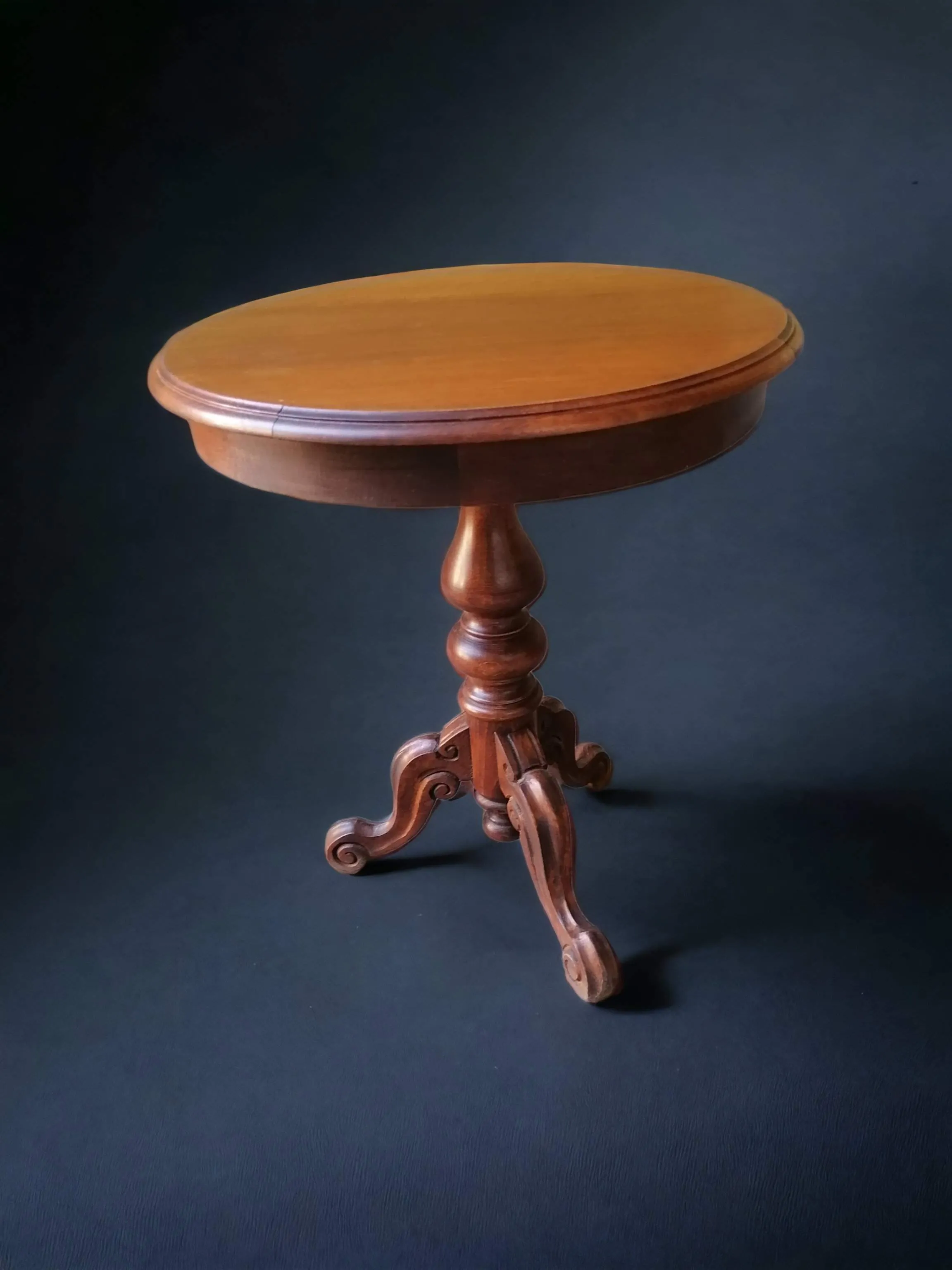 La mesa baja de café es una pieza de mobiliario versátil y funcional que puede agregar elegancia y practicidad a tu sala de estar. Usada comúnmente para colocar bebidas, revistas u objetos decorativos pequeños, la mesa baja es un elemento indispensable en cualquier zona de estar. Características principales: Dimensiones compactas: Su baja altura la hace perfecta para usarla cerca de sofás o sillones, manteniendo un espacio cómodo y funcional. Materiales variados: Las mesas de café están disponibles en una amplia gama de materiales, como madera, vidrio, metal o mármol, adaptándose así a diferentes estilos de decoración. Diseño elegante: Disponible en varios estilos, desde clásico hasta moderno, pasando por vintage y contemporáneo, una mesa baja puede convertirse en el punto focal de una habitación, enriqueciendo el ambiente con su diseño. ¿Por qué elegirla? Perfecta para quienes buscan un complemento de decoración funcional pero de gran impacto visual, la mesa baja de café es ideal para espacios de socialización como salas de estar. Gracias a su versatilidad, también puede ser un excelente regalo para quienes disfrutan decorar con buen gusto.