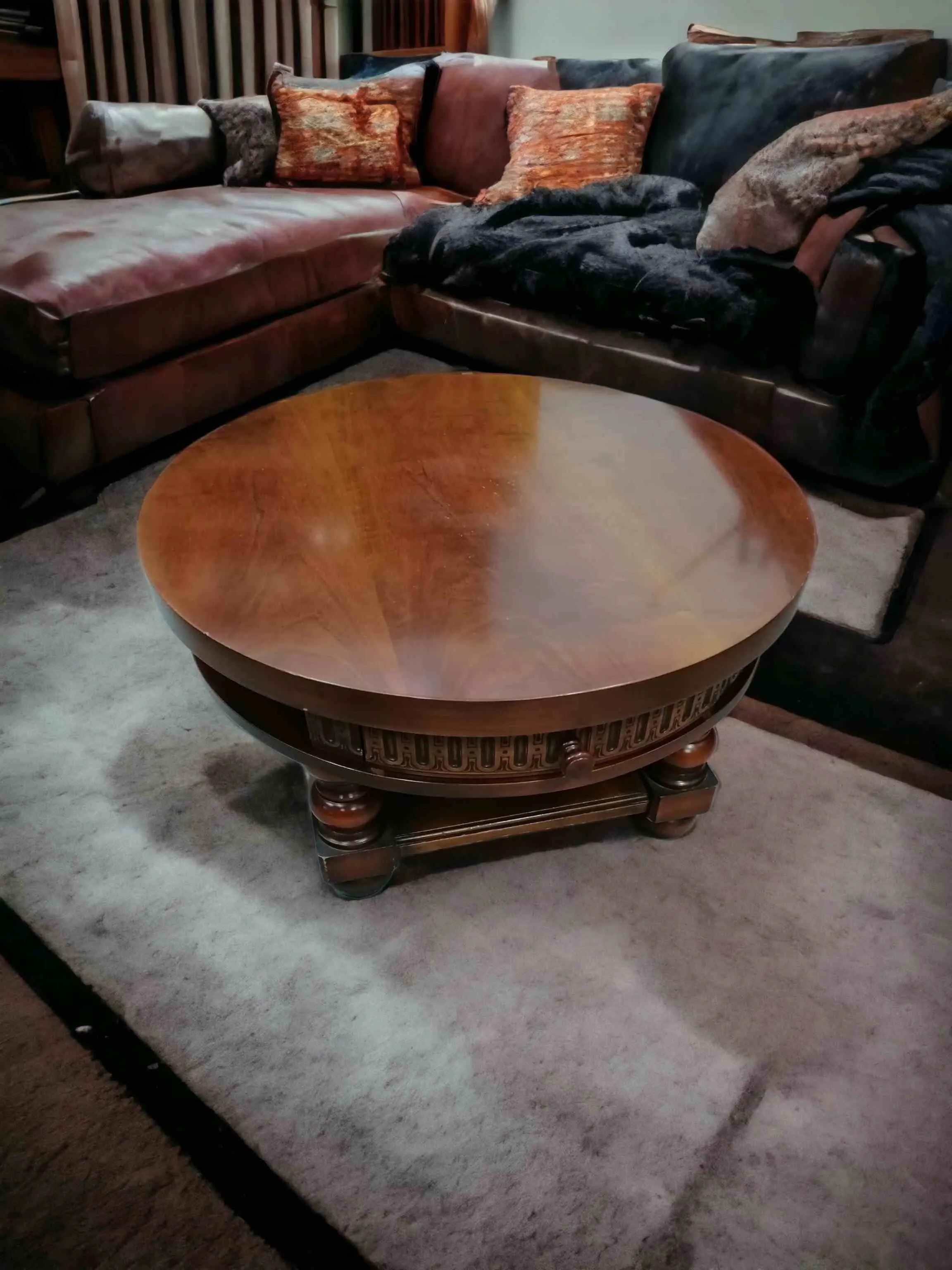La mesa de nogal macizo con cajón desplazable es una pieza de mobiliario exclusiva y funcional que combina elegancia e ingenio. Hecha de nogal macizo, conocido por su resistencia y belleza natural, esta mesa se distingue por su diseño único, que incluye un cajón central con apertura en ambos extremos, lo que la hace práctica y versátil. Características principales: Material de alta calidad: Construida completamente en nogal macizo, lo que le da robustez y un acabado cálido y sofisticado. Diseño innovador: El cajón desplazable ofrece una apertura doble, permitiendo el acceso desde ambos lados, una característica rara que añade comodidad y estilo. Versatilidad de uso: Adecuada para el salón, el estudio o la sala de lectura, ideal para guardar objetos pequeños, libros o accesorios, manteniendo una estética refinada. ¿Por qué elegirla? Perfecta para quienes buscan una mesa que no solo sea funcional, sino también una pieza distintiva. La combinación de madera maciza y el mecanismo particular del cajón la convierte en un objeto que atrae la atención y enriquece el ambiente con un toque de originalidad y artesanía.