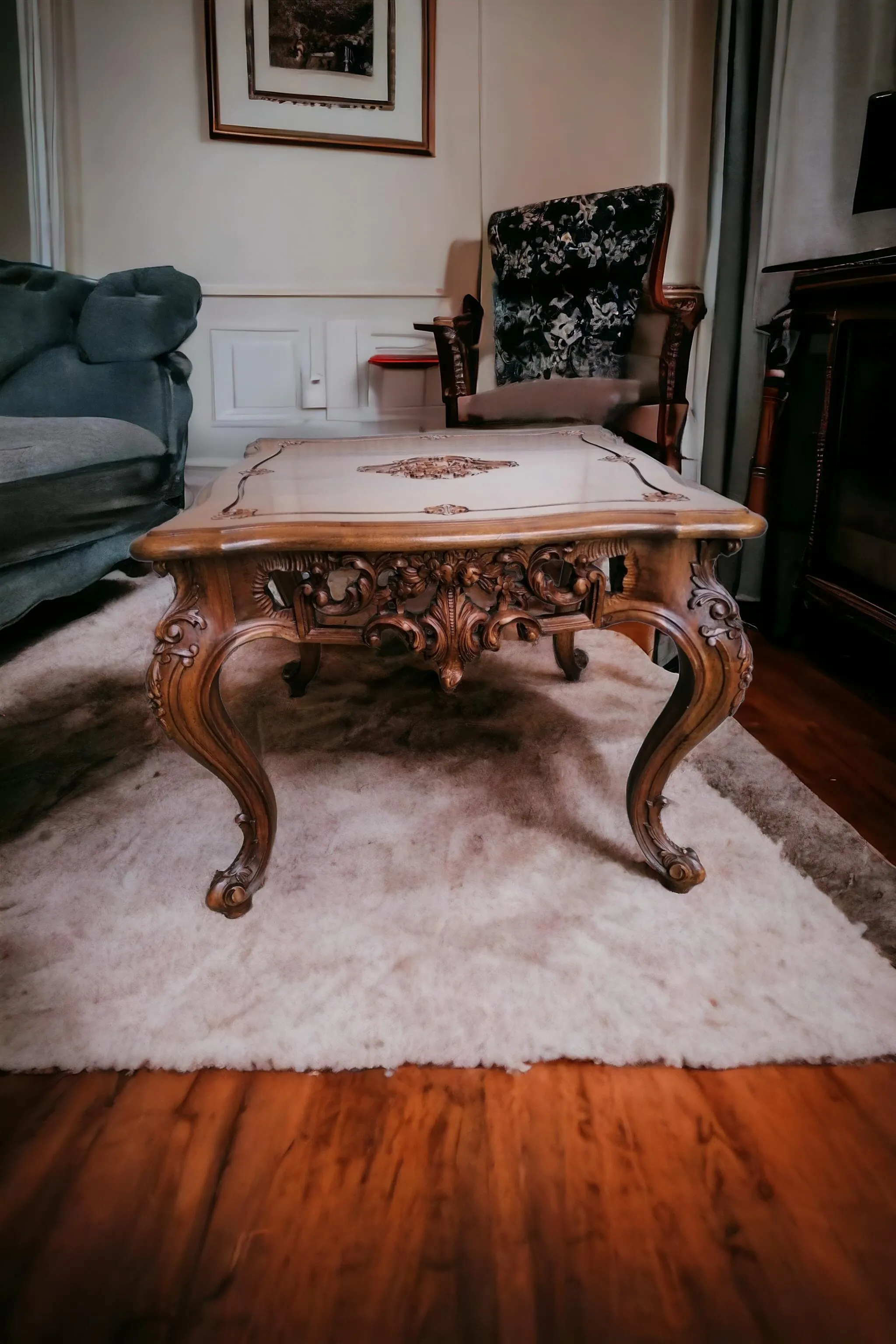 La mesa de café finamente tallada en estilo Barroco representa un complemento de gran valor y refinamiento, inspirado en el lujoso estilo barroco. Esta mesa está realizada con extrema precisión artesanal, caracterizada por una estructura ricamente trabajada y detalles ornamentales que capturan la elegancia y la majestuosidad del período barroco. Características principales: Tallados elaborados: La superficie y las patas de la mesa están finamente esculpidas con motivos ornamentales como volutas, motivos florales y detalles decorativos típicos del estilo barroco. Materiales preciosos: Generalmente hecha de madera maciza, acabada para resaltar las vetas naturales o con detalles dorados para un toque adicional de lujo. Diseño único: La estructura puede incluir elementos curvados y dinámicos, convirtiéndola en una pieza central perfecta para salas de estar o áreas de entretenimiento elegantes. ¿Por qué elegirla? Una mesa de café de estilo barroco es ideal para quienes desean agregar un toque sofisticado y artístico a su hogar. Perfecta para ambientes clásicos o como elemento contrastante en interiores contemporáneos, esta mesa une funcionalidad y una estética atemporal.