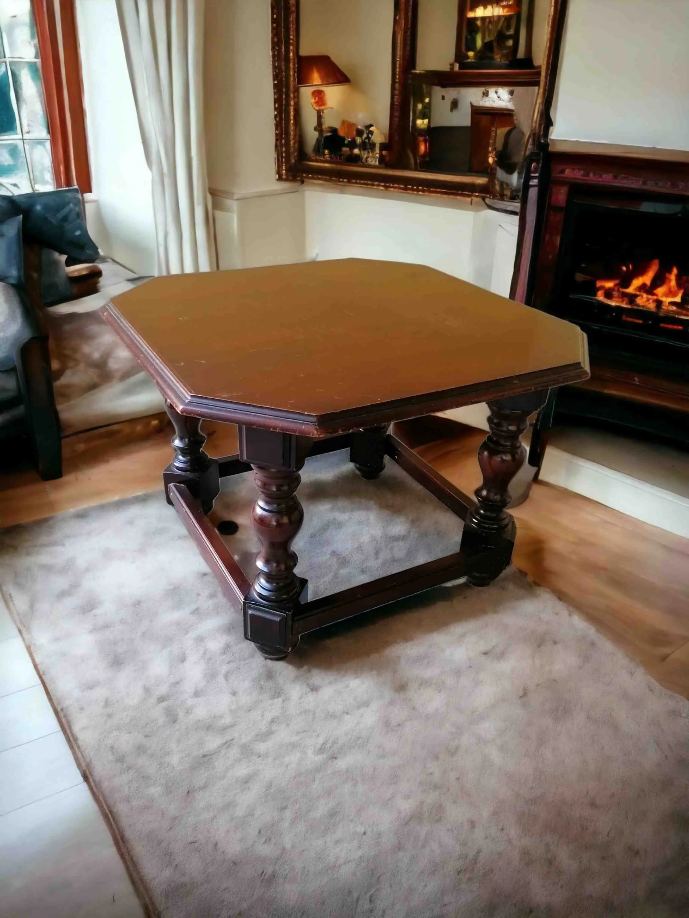 La mesa octagonal de madera de nogal maciza es una pieza de mobiliario distintiva que se caracteriza por su forma geométrica única y la calidad superior de los materiales. Hecha completamente de madera de nogal maciza, esta mesa combina elegancia y solidez, convirtiéndose en un elemento central en cualquier salón o área de entretenimiento. Características principales: Material de alta calidad: La madera de nogal maciza es conocida por su robustez y sus vetas ricas, que aportan un toque de calidez natural al ambiente. Forma octagonal: La estructura de ocho lados le da un diseño distintivo que se adapta tanto a interiores clásicos como modernos, añadiendo dinamismo e interés visual. Detalles artesanales: A menudo incluye trabajos elegantes a lo largo de los bordes o las patas, lo que resalta la maestría artesanal. ¿Por qué elegirla? Esta mesa es ideal para quienes desean un mueble sofisticado que combine belleza y funcionalidad. La forma octagonal ofrece una amplia superficie para libros, adornos o bebidas, haciéndola tanto práctica como estéticamente atractiva.