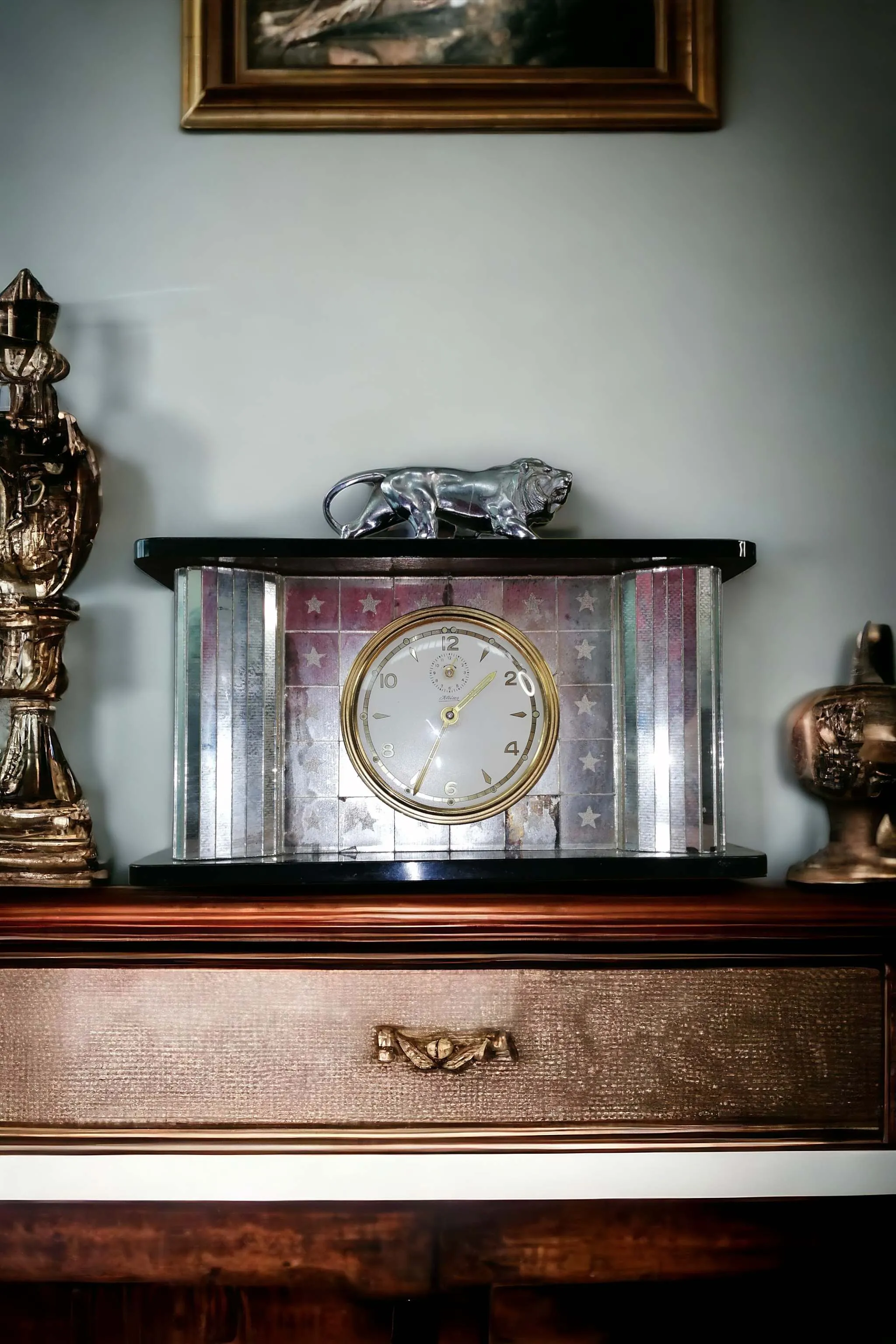 Un réveil de style Art Déco est un ajout raffiné et fascinant à tout environnement. Il se caractérise par des lignes géométriques élégantes et un design qui célèbre la symétrie et l'innovation. Ce type de réveil est une icône de la période des années 1920 et 1930, connu pour son mélange de modernisme et de glamour. Caractéristiques principales d'un réveil Art Déco : Design géométrique : lignes épurées, motifs symétriques et formes stylisées comme des ziggurats, des triangles et des cercles. Matériaux luxueux : utilisation de matériaux précieux tels que le chrome, le bois laqué, la nacre, l'ivoire et parfois le verre, pour ajouter une touche sophistiquée. Fonctionnalité : en plus de son esthétique fascinante, ce réveil est pratique avec des mécanismes de précision qui en font un objet fonctionnel. Style élégant : il représente une fusion entre l'art, la mode et le design industriel, équilibrant parfaitement formes fonctionnelles et décoratives. Pourquoi choisir un réveil Art Déco : Si vous recherchez un objet qui non seulement marque le temps, mais devient également une pièce distinctive de votre décoration, un réveil Art Déco est parfait. Il ajoutera une touche d'élégance vintage à toute chambre, bureau ou salon, reflétant une esthétique raffinée qui ne se démode jamais.