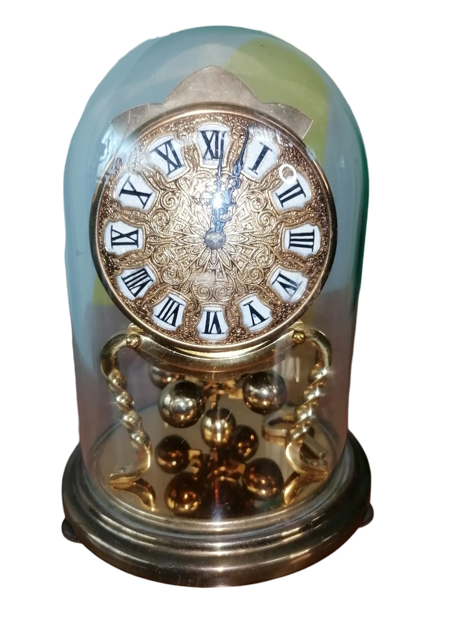 L'Horloge 400 jours Kundo est une horloge à pendule élégante à mouvement mécanique, célèbre pour son design fascinant et sa fonctionnalité. Le nom '400 jours' provient de la capacité exceptionnelle de l'horloge à fonctionner sans être rechargée tous les jours, pouvant durer jusqu'à 400 jours avec une seule charge grâce à son mécanisme à ressort. Caractéristiques principales de l'horloge 400 jours Kundo : Design à pendule : Les Kundo 400 jours sont des horloges de table avec un pendule visible, ce qui ajoute un aspect esthétique en plus de la fonction de mesure du temps. Mécanisme à remontage manuel : L'horloge se remonte à l'aide d'une clé manuelle qui alimente le ressort, permettant au mécanisme de fonctionner pendant une longue période. Esthétique distinctive : souvent fabriquées en métal, en laiton ou en bois, ces horloges disposent d'un cadran transparent qui permet de voir le mouvement du mécanisme interne. Précision et artisanat : Les Kundo sont connus pour leur précision et leur qualité de fabrication mécanique, devenant ainsi des pièces de collection pour les passionnés d'horlogerie. Pourquoi choisir une horloge 400 jours Kundo : Une horloge 400 jours Kundo est idéale pour ceux qui recherchent un objet de collection à la fois élégant et fonctionnel. La combinaison de design vintage, mécanisme de haute qualité et longévité en fait un élément fascinant pour la décoration de toute maison. De plus, son unicité et sa valeur historique en font une option prisée pour ceux qui désirent une horloge mécanique de grande beauté et précision.