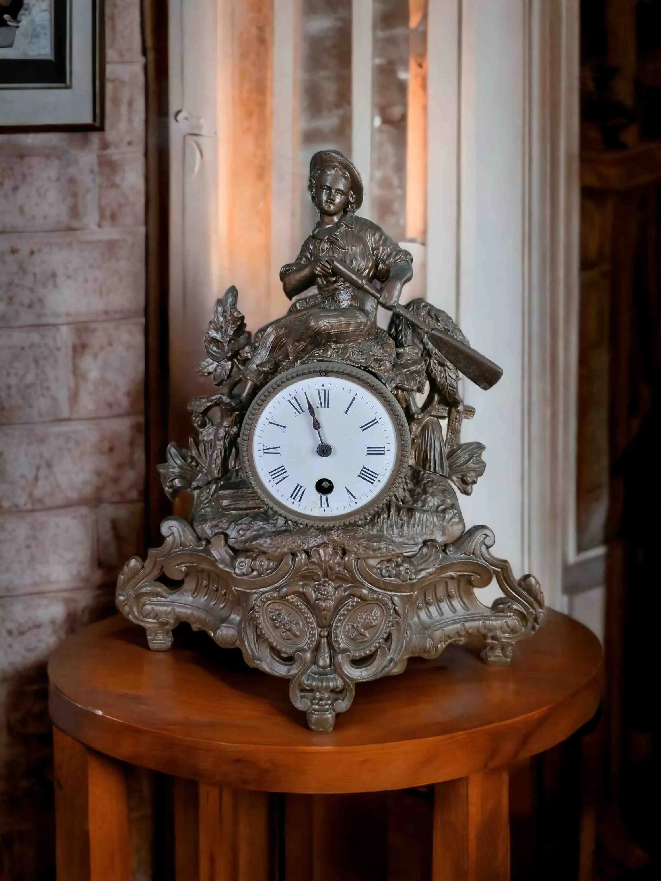 L'Horloge Parisienne de Cheminée Gondolière est une horloge de table élégante et raffinée, caractérisée par un design évoquant l'art et le style de l'époque de la Belle Époque parisienne, mais avec un thème unique lié à la tradition vénitienne. Ce type d'horloge est souvent conçu pour être exposé au-dessus d'une cheminée, un lieu central dans de nombreuses maisons aristocratiques du XIXe siècle. Le Gondolier est une représentation qui célèbre la culture vénitienne, avec une finition soignée des détails, comprenant des figures de gondoliers sculptées ou modelées, et une structure qui évoque le luxe et la classe typiques des horloges de cheminée de l'époque. Caractéristiques principales de l'Horloge Parisienne Gondolière : Design artistique : La forme de l'horloge est souvent enrichie de figures sculptées ou gravées de gondoliers, de bateaux et de scènes pittoresques de la lagune vénitienne. Style Belle Époque : Typiquement caractérisé par des formes élégantes et des détails élaborés, souvent avec des éléments décoratifs en bronze, or ou autres finitions précieuses. Mécanisme de précision : Malgré son aspect décoratif, l'horloge est conçue pour garantir une bonne précision dans le maintien du temps, avec un mouvement mécanique ou à pendule. Convient aux environnements élégants : Parfaite pour décorer des salons, chambres ou bureaux dans un style vintage ou classique, spécialement dans les maisons où l'on apprécie les thèmes historiques ou culturels. Pourquoi choisir l'Horloge Parisienne Gondolière : Une horloge comme la Parisienne Gondolière est idéale pour ceux qui recherchent un objet unique alliant beauté et fonctionnalité. Son design élégant et son lien avec la tradition vénitienne en font un objet de décoration fascinant et symbolique, parfait pour ceux qui aiment les horloges de cheminée au charme historique. De plus, son aspect distinctif en fait un excellent choix pour les collectionneurs d'horloges anciennes ou les passionnés d'artisanat raffiné.