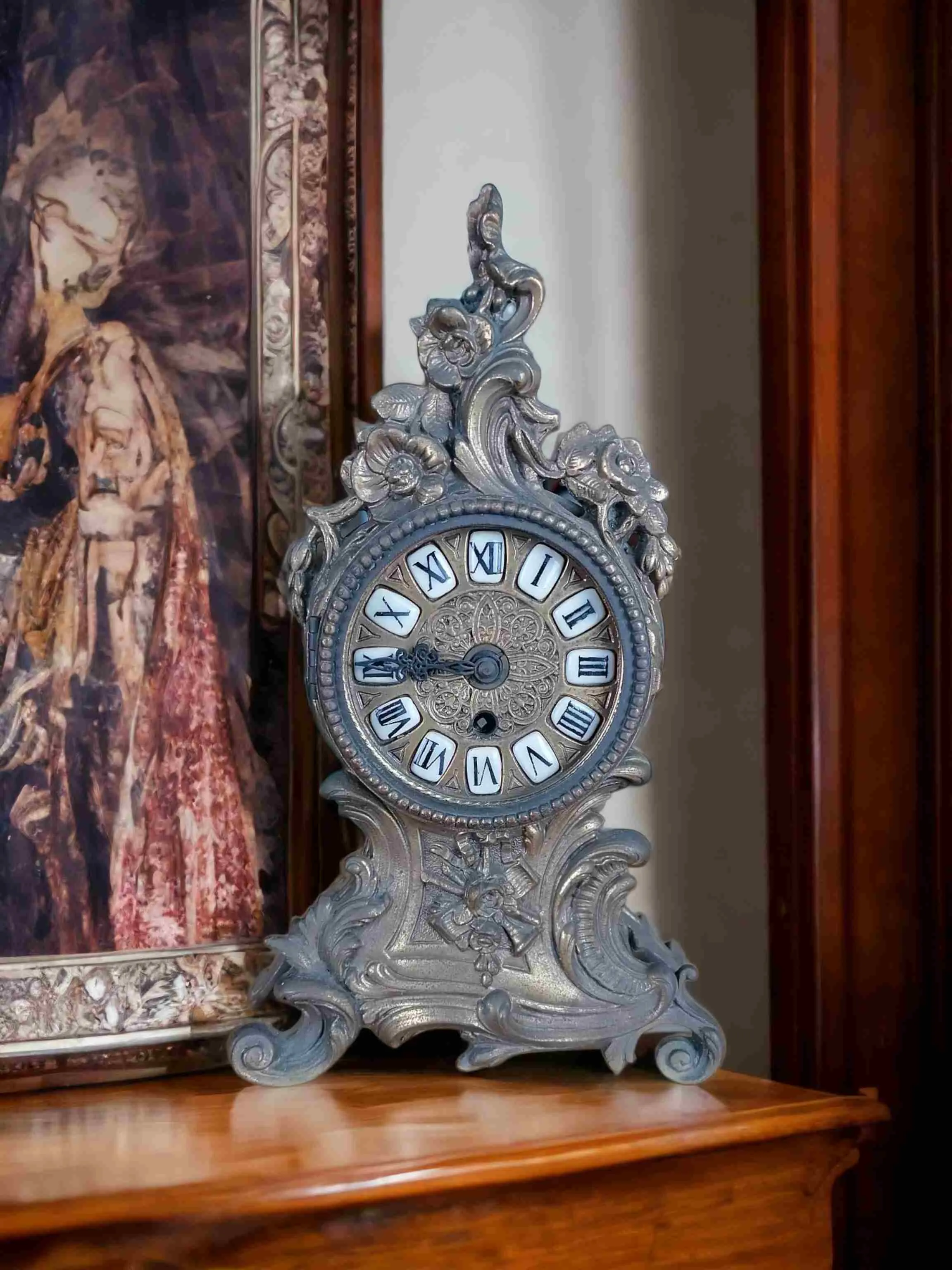 Une horloge ancienne en bronze représente un fascinant mariage entre fonctionnalité et esthétique historique. Ces horloges, souvent réalisées avec des détails artisanaux et des finitions élégantes, sont de véritables pièces de collection qui se distinguent par leur valeur historique et leur design unique. Le bronze, un matériau de haute qualité, confère à l'horloge un aspect robuste mais élégant, souvent accompagné de décorations artistiques reflétant des styles comme le baroque, le néoclassique ou l'Art Nouveau. Caractéristiques principales : Matériau durable : Le bronze est connu pour sa longévité, ce qui permet à l'horloge non seulement de conserver sa valeur esthétique mais aussi d'être un objet résistant dans le temps. Design décoratif : Les horloges anciennes en bronze sont souvent enrichies de détails tels que des décorations florales, des reliefs en bas-relief, des motifs classiques ou symboliques qui ajoutent de la raffinement à l'objet. Mécanisme à pendule ou manuel : De nombreuses horloges anciennes en bronze présentent des mécanismes de précision à pendule, qui, en plus d'indiquer l'heure, produisent un son harmonieux, devenant ainsi un élément décoratif et fonctionnel. Pourquoi choisir une horloge ancienne en bronze ? Une horloge ancienne en bronze est parfaite pour ceux qui recherchent un élément distinctif pour décorer des espaces élégants tels que des salons, des bibliothèques ou des bureaux. De plus, elle peut être un excellent choix pour les collectionneurs d'horloges anciennes ou les passionnés de décoration classique, ajoutant une touche de raffinement et d'histoire à n'importe quelle pièce.