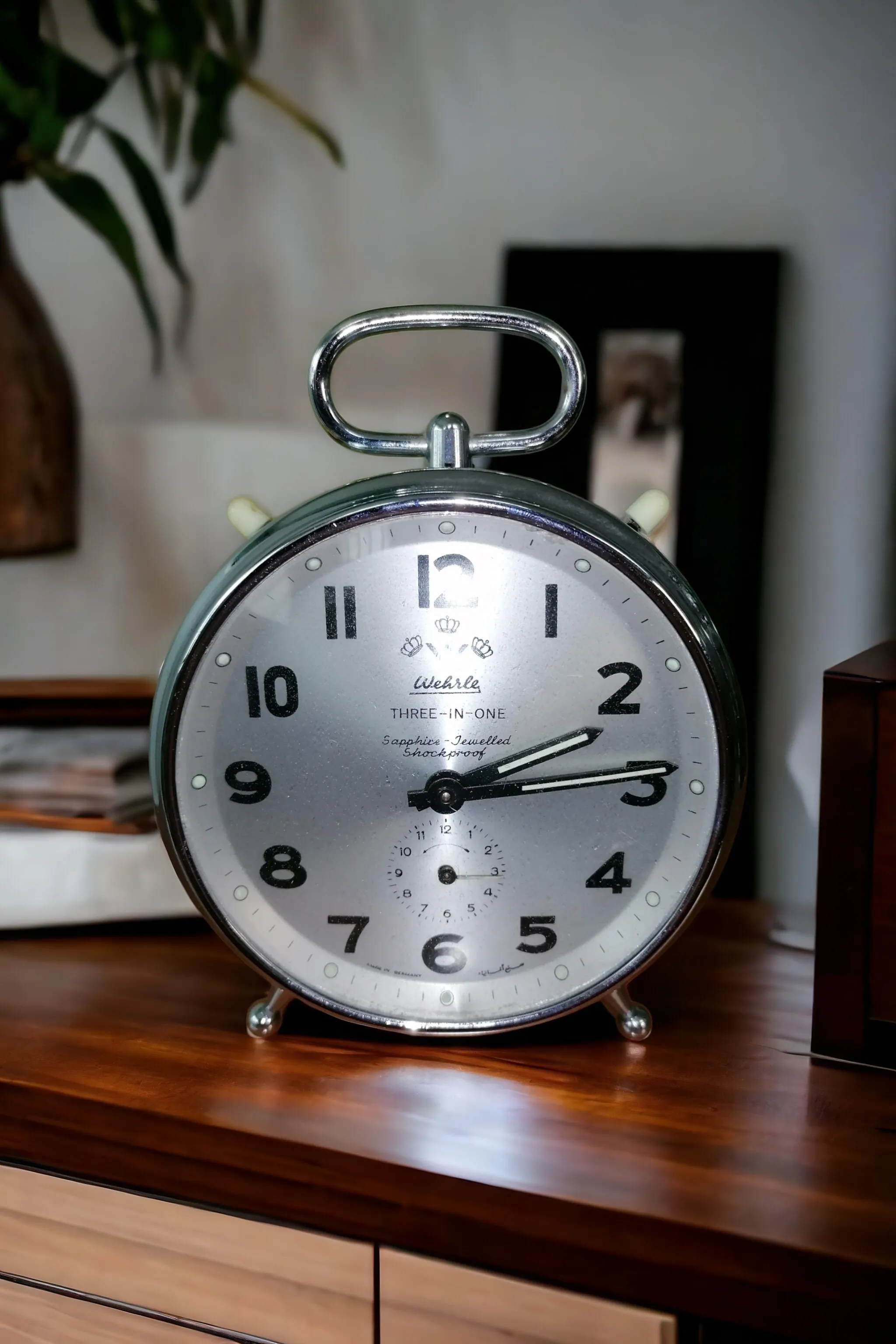 L'Horloge Réveil Wehrle 3 en 1 est un exemple fascinant et rare de réveil ancien, qui combine trois fonctions en un seul appareil, en faisant un objet parfait pour les passionnés d'horlogerie et les collectionneurs. Ce modèle se distingue par ses caractéristiques uniques et sa fonctionnalité avancée, qui inclut : Principales caractéristiques : Carillon à la demi-heure : Le réveil émet un carillon distinctif toutes les demi-heures, offrant une mesure précise du temps de manière élégante. Sonnerie à l'heure : Chaque heure, l'horloge émet une sonnerie qui rend l'appareil non seulement utile, mais aussi mélodieux, un détail qui le rend fascinant d'un point de vue acoustique. Répétition : Une fonction de répétition permet de rappeler le son du réveil ou de la sonnerie à distance, rendant l'horloge pratique et extrêmement fonctionnelle. Style et Design : Réalisé par la célèbre marque Wehrle, un fabricant allemand reconnu pour son excellence dans la production d'horloges et de réveils depuis le XIXe siècle, ce modèle est probablement conçu avec un design classique et robuste, reflétant l'artisanat impeccable de l'époque. La qualité du son et des mécanismes reflète la haute qualité des produits Wehrle, qui sont réputés pour leur durabilité et leur précision. Pourquoi le choisir ? : Un réveil Wehrle 3 en 1 n'est pas seulement un accessoire fonctionnel, mais aussi une pièce d'histoire. Il est idéal pour les collectionneurs recherchant des objets rares et historiques, mais aussi pour ceux qui souhaitent ajouter une touche d'élégance et de nostalgie à leur maison ou leur bureau. L'ensemble de ses fonctionnalités le rend particulièrement intéressant, non seulement comme réveil, mais aussi comme élément décoratif vintage.