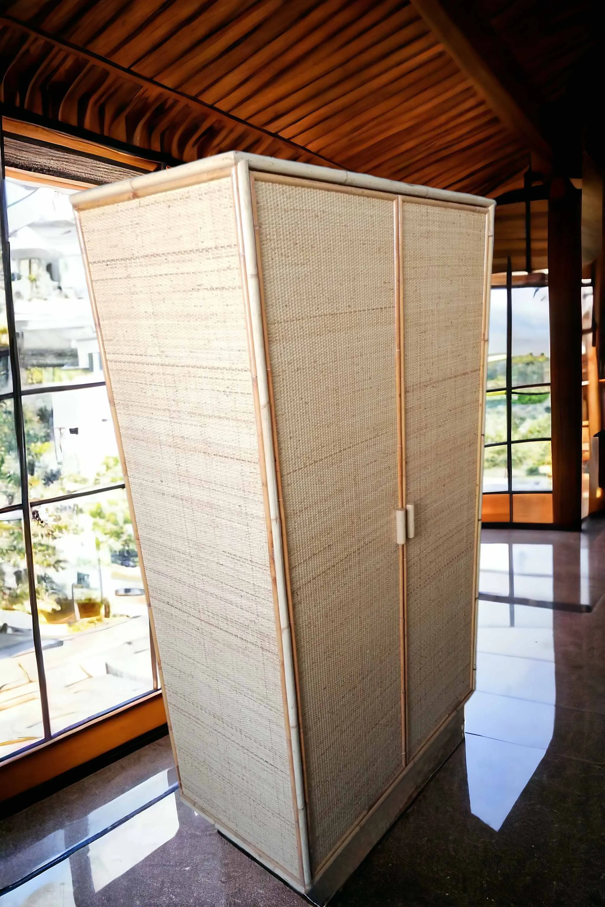L'armoire à deux portes en rotin est un meuble distinctif qui allie fonctionnalité pratique et élégance artisanale. Avec son design tressé, c'est un choix parfait pour ceux qui souhaitent aménager avec un style naturel et accueillant. Ce meuble s'adapte magnifiquement à des espaces décorés dans un style rustique, côtier ou bohème-chic, apportant une touche de chaleur et d'authenticité à la pièce. Caractéristiques principales : Design intriqué : Fabriqué en rotin, le matériau est tressé avec soin pour garantir résistance et légèreté. Ventilation naturelle : Les portes en rotin permettent la circulation de l'air, maintenant le contenu sec et exempt d'humidité. Spacieux et polyvalent : Idéal pour ranger les vêtements, le linge ou les accessoires. Style et fonctionnalité : Avec ses lignes épurées et sa fabrication artisanale, cette armoire n'est pas seulement un meuble pratique, mais aussi un élément décoratif qui enrichit l'espace. Parfait pour les chambres, salons ou entrées, elle ajoute une touche d'élégance intemporelle. Pourquoi la choisir : Cette armoire en rotin est le choix idéal pour ceux qui recherchent un mélange d'esthétique et de fonctionnalité, apportant à la maison une ambiance naturelle et détendue. Sa polyvalence en fait une pièce unique pour différents environnements et styles de décoration.