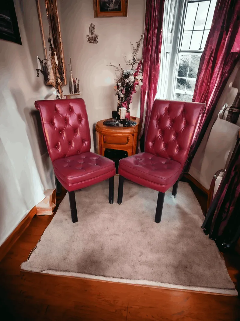 Cette paire de fauteuils en similicuir rouge martelé est un ajout audacieux et moderne à tout espace. Avec un design distinctif et un matériau polyvalent, ces fauteuils sont parfaits pour ceux qui recherchent une touche d'originalité et de confort. Caractéristiques principales : Revêtement en similicuir : Les fauteuils sont recouverts d'un similicuir de haute qualité de couleur rouge, offrant un aspect élégant et moderne. Ce matériau est facile à nettoyer et à entretenir, garantissant une apparence toujours fraîche et propre, idéale pour un usage quotidien. Design martelé : La finition martelée du revêtement ajoute non seulement un aspect texturé et intéressant, mais crée également un effet visuel attrayant. Ce détail distinctif rend chaque fauteuil unique et contribue à une atmosphère dynamique et contemporaine. Structure solide : Construits sur une base robuste en bois ou en métal, ces fauteuils offrent stabilité et durabilité. La structure est conçue pour résister à l'usage quotidien, garantissant un support fiable et une longue durée de vie pour le mobilier. Confort ergonomique : Conçus pour un confort maximal, ces fauteuils présentent un siège large et rembourré offrant un soutien optimal. Les dossiers ergonomiques sont conçus pour s'adapter à la forme du corps, les rendant idéaux pour se détendre ou recevoir des invités. Pourquoi les choisir ? Cette paire de fauteuils en similicuir rouge martelé est le choix parfait pour ceux qui recherchent un mobilier alliant style, praticité et confort. Idéaux pour les salons, les salles de divertissement ou les bureaux, ces fauteuils ajoutent une touche de couleur et de modernité à tout espace. Avec leur design audacieux et leurs matériaux de haute qualité, ils représentent un investissement durable qui ne passe pas inaperçu. Ajouter ces fauteuils à votre maison, c'est choisir des pièces qui combinent esthétique et fonctionnalité, rendant chaque moment de détente agréable.