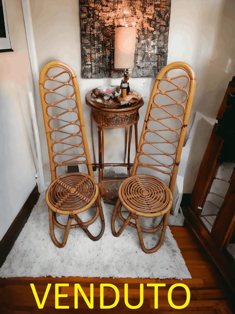 La paire de chaises à dossier haut en bambou Bonacina représente l'excellence de l'artisanat italien en matière de meubles naturels et raffinés. Ces chaises, fruit de l'expérience de la célèbre entreprise Bonacina, spécialisée dans les meubles tressés, incarnent un équilibre parfait entre esthétique et fonctionnalité, apportant une touche exotique et sophistiquée à l'espace. Caractéristiques principales : Design classique et intemporel : Les chaises à dossier haut sont idéales pour aménager des salons, des vérandas et des espaces de vie avec élégance. Matériau de qualité : Le bambou, résistant et flexible, confère légèreté à la structure tout en maintenant robustesse et stabilité. Fabrication artisanale : Chaque chaise est le résultat de techniques traditionnelles de tressage et d'une attention particulière aux détails, une caractéristique distinctive des produits Bonacina. Style et polyvalence : Ces chaises s'adaptent à divers styles de décoration, du colonial au bohème-chic en passant par le méditerranéen et contemporain. Parfaites pour créer un espace accueillant et naturel aussi bien à l'intérieur qu'à l'extérieur. Pourquoi les choisir : La paire de chaises en bambou Bonacina représente un investissement en termes de qualité et de valeur esthétique. Leur élégance naturelle et le confort qu'elles offrent en font un choix idéal pour ceux qui souhaitent un meuble unique et de qualité, capable d'enrichir n'importe quel espace avec un charme artisanal et un style intemporel.