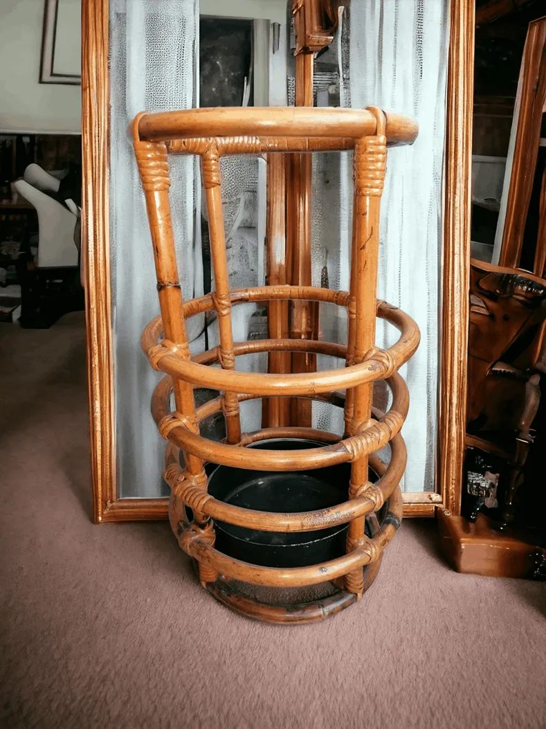 Le porte-parapluies en jonc et bambou Bonacina est un magnifique exemple d’artisanat italien qui combine élégance et fonctionnalité. Fabriqué à partir de matériaux naturels et tressé à la main, ce meuble offre non seulement une solution pratique pour ranger les parapluies, mais il enrichit également la décoration avec une touche exotique et sophistiquée. Caractéristiques principales : Design élégant : La structure tressée avec soin reflète le savoir-faire typique de la production Bonacina, réputée pour l’utilisation de matériaux comme le jonc, le bambou et le rotin. Matériaux naturels : Le jonc et le bambou sont des matériaux résistants et légers, idéals pour des accessoires d’ameublement qui apportent chaleur et confort aux espaces. Polyvalence décorative : Convient à divers styles de décoration, du rustique au moderne, le porte-parapluies s’intègre parfaitement dans les entrées, les vérandas et les salons. Pourquoi le choisir : Le porte-parapluies en jonc et bambou de Bonacina est l’accessoire idéal pour ceux qui souhaitent allier praticité et beauté naturelle, enrichissant l’espace avec un meuble au design intemporel, fruit de la tradition et de la qualité artisanale italienne.