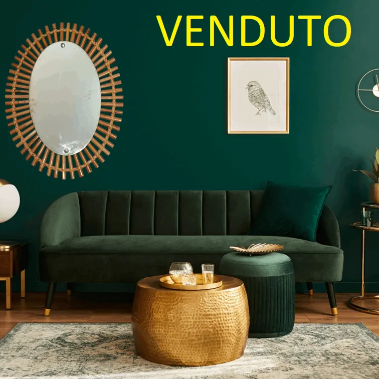 Le miroir mural ovale en bambou, conçu par Olaf von Bohr pour Bonacina, représente une parfaite harmonie entre design moderne et matériaux naturels. Von Bohr, connu pour son approche innovante, a donné à ce miroir une esthétique qui allie à la fois fonctionnalité et la beauté de l’artisanat traditionnel. Caractéristiques principales : Forme ovale raffinée : Ce miroir aux lignes simples et épurées s’adapte parfaitement à différents types d’intérieurs, ajoutant profondeur et luminosité aux espaces. Structure en bambou : Le cadre, travaillé et tressé avec soin, met en valeur l’élégance naturelle du bambou, un matériau écologique et résistant. Design distinctif : Von Bohr a intégré des détails minimalistes et une élégance discrète, rendant ce miroir iconique dans la production Bonacina. Pourquoi le choisir : Le miroir d'Olaf von Bohr pour Bonacina est un choix idéal pour ceux qui souhaitent un complément d’ameublement alliant histoire, design moderne et harmonie des matériaux naturels. Adapté à divers contextes domestiques, il apporte une touche d’originalité et de classe.