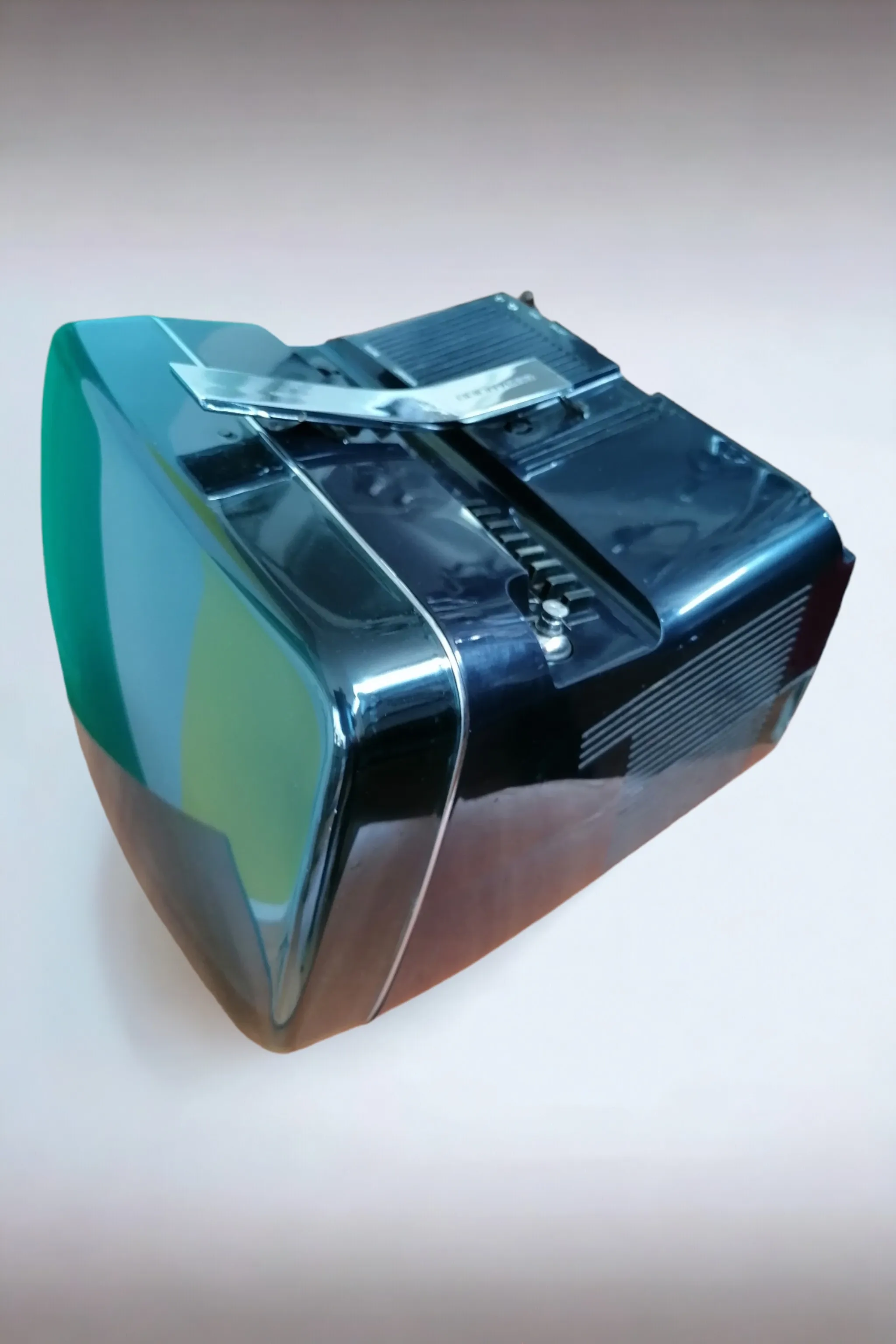 The Algol 3, designed by Marco Zanuso and Richard Sapper for Brionvega in 1964, is an emblematic example of Italian industrial design. This television, characterized by rounded shapes and bright colors, represents a perfect balance between functionality and aesthetics. Its innovative design, which challenged the conventions of the time, was created not only to offer a high-quality viewing experience but also to integrate harmoniously into living spaces. The Algol 3 was well received by both critics and the public, becoming a symbol of modernity and an icon of Italian design from the 1960s. Its elegant structure and operational mechanism, which allowed for greater portability, reflected the technological innovation of the era, making it not only a piece to be seen but also easy to use.