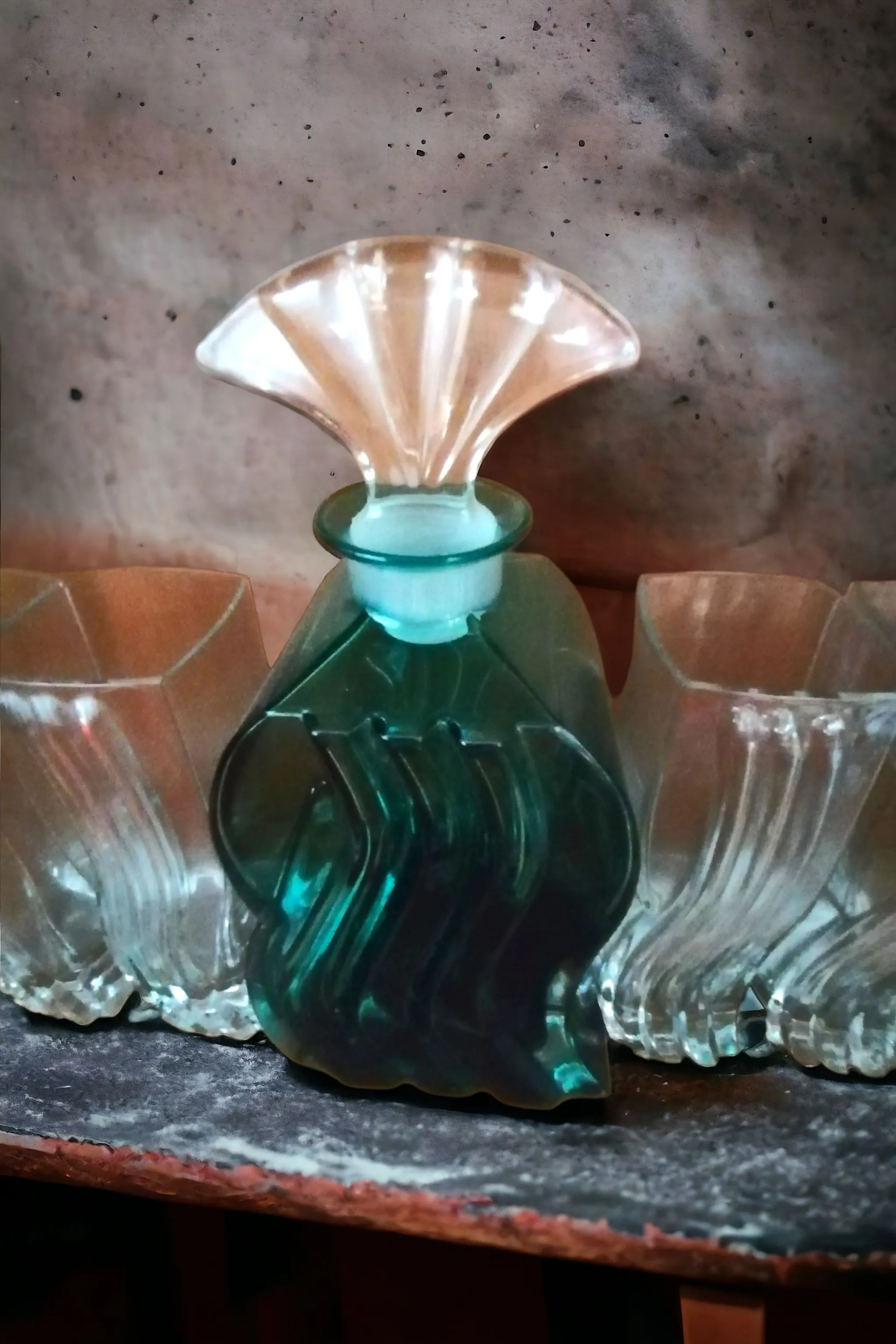The Murano Wave Design Bottle and Glass Set is a refined example of artisanal craftsmanship, an expression of the iconic Murano glassmaking tradition. Composed of a bottle and matching glasses, this set stands out for its flowing lines and wave design, creating a dynamic and sophisticated effect. Each piece is handcrafted by master glassmakers, ensuring uniqueness and high quality. Ideal for those who wish to enhance their table or bar with an element that combines artistic beauty and functionality, this set represents an elegant choice for lovers of Venetian glass and design art.