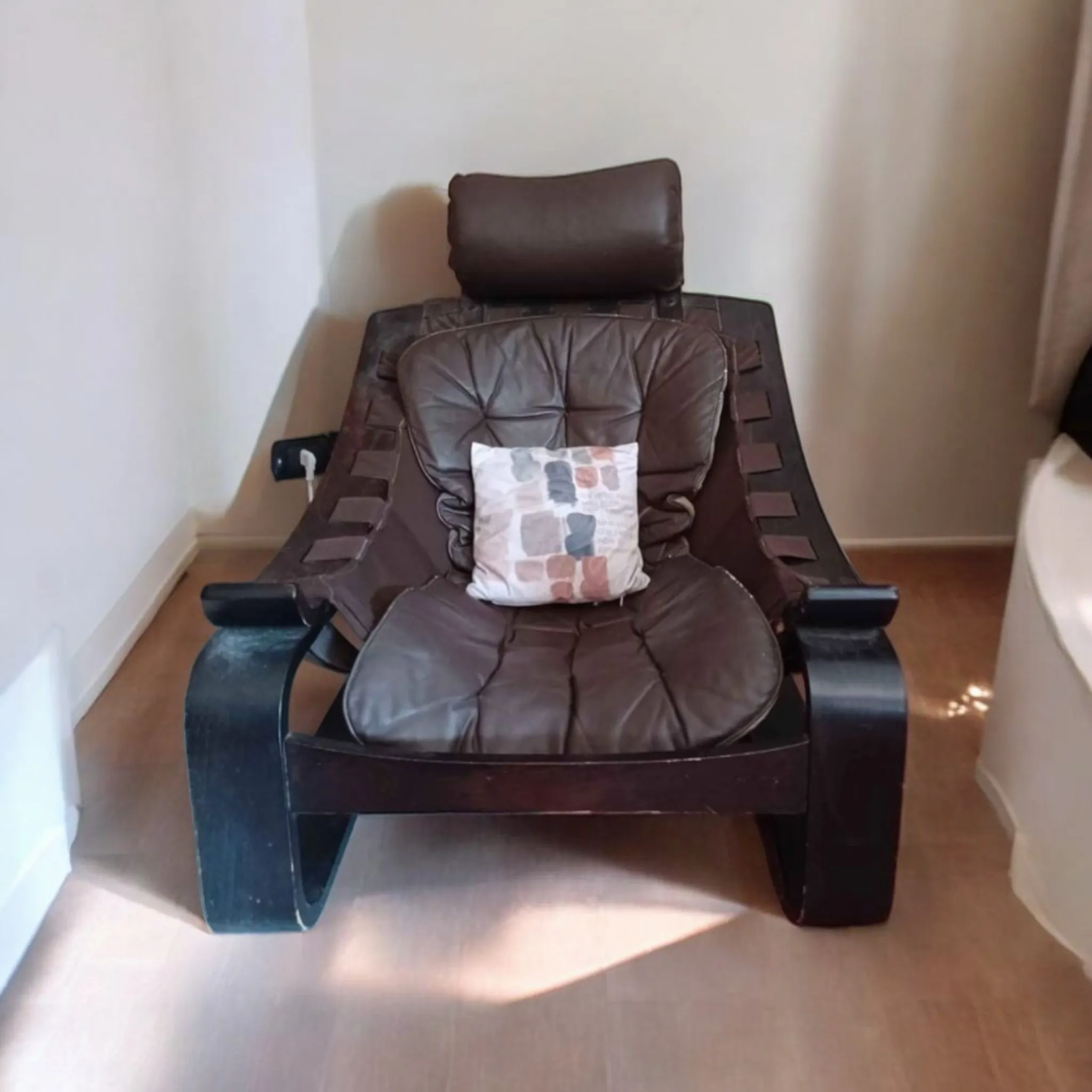 Le fauteuil Kroken, conçu par Åke Fribytter pour Nelo Mobel, est un chef-d'œuvre de design qui combine élégance, confort et fonctionnalité. Ce fauteuil est parfait pour ceux qui recherchent une pièce distinctive, capable d'enrichir tout environnement avec son style contemporain et sa qualité artisanale. Caractéristiques principales : Design distinctif : Le fauteuil Kroken présente un design unique avec des lignes fluides et une forme enveloppante qui invite à la détente. Sa silhouette élégante et moderne se distingue par l'harmonie entre forme et fonction, en faisant un excellent ajout pour les salons, les bureaux ou les espaces de travail. Revêtement en cuir : Recouvert de cuir de haute qualité, le fauteuil offre une sensation de luxe et de résistance. Le cuir non seulement s'améliore avec le temps, mais est également facile à nettoyer et à entretenir, rendant ce fauteuil adapté à un usage quotidien. Sa couleur peut varier, permettant de choisir parmi différentes teintes pour mieux s'adapter à l'aménagement existant. Confort ergonomique : Le fauteuil est conçu pour garantir un confort optimal, avec un rembourrage généreux et un dossier qui soutient le dos de manière optimale. Le siège profond et accueillant invite à passer des heures de détente, que ce soit pour lire, regarder la télévision ou discuter avec des amis. Artisanat de qualité : Fabriqué avec une attention particulière aux détails, le fauteuil Kroken reflète l'excellence du design scandinave. Chaque élément est soigné pour garantir une durabilité et une beauté maximales, faisant de cette pièce un investissement durable pour votre maison. Pourquoi le choisir ? Le fauteuil Kroken en cuir est idéal pour ceux qui recherchent un meuble alliant esthétique, confort et praticité. Parfait pour créer un coin lecture ou comme pièce centrale dans un salon élégant, ce fauteuil se distingue par son design raffiné et la qualité des matériaux. Choisir le fauteuil Kroken, c'est ajouter une touche de classe et de fonctionnalité à votre espace, créant ainsi un environnement accueillant pour la famille et les invités. Avec sa beauté intemporelle, ce fauteuil représente un excellent choix pour ceux qui aiment le design moderne et le confort haut de gamme.