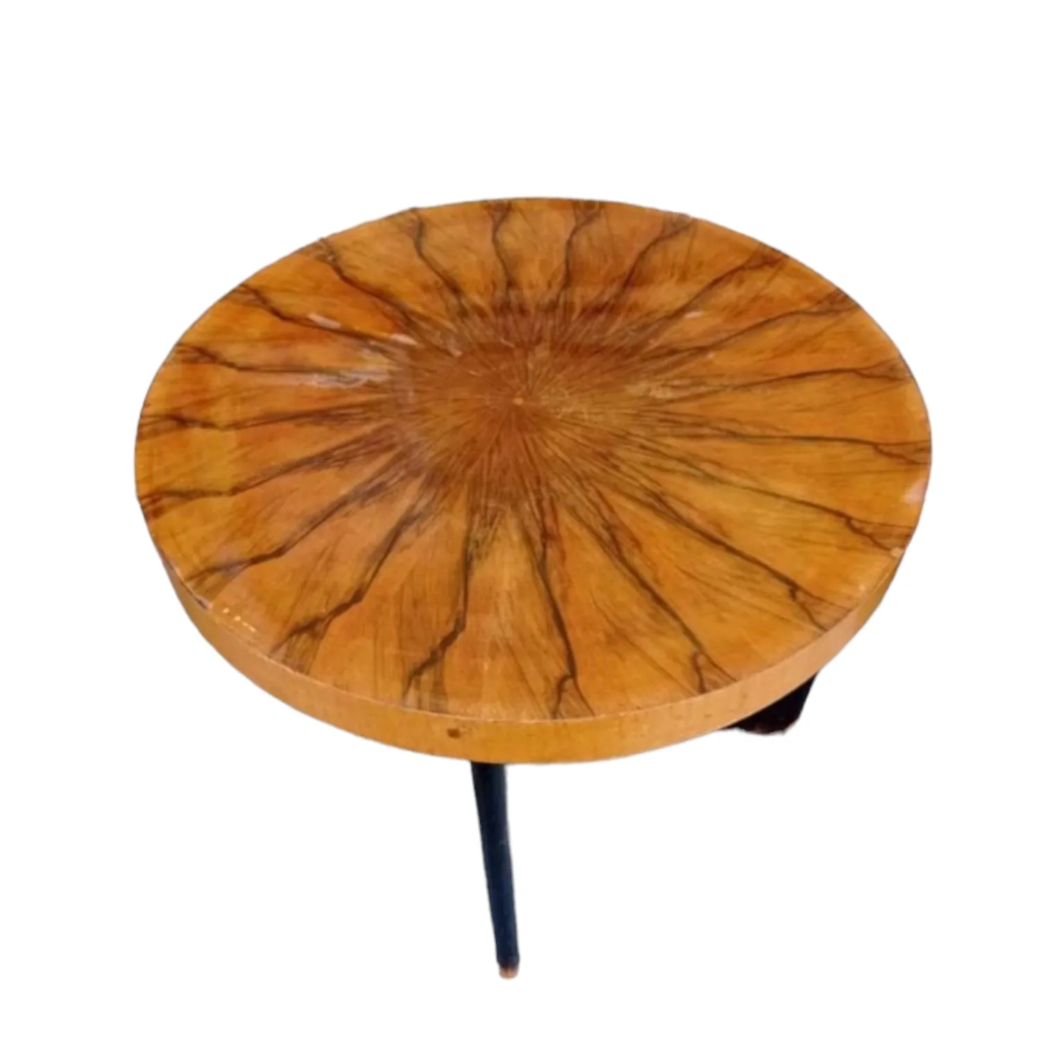 La mesa redonda con el motivo del sol es una pieza de mobiliario única y fascinante, ideal para enriquecer cualquier ambiente con un toque de elegancia y creatividad. La superficie de la mesa, decorada con un intrincado diseño del sol, no solo añade un elemento artístico al mueble, sino que se convierte en el punto focal de la habitación gracias a los detalles precisos y la mano de obra de alta calidad. Características principales: Motivo decorativo: El diseño del sol en la mesa está realizado con gran destreza, dando al mueble una apariencia luminosa y cálida. Forma redonda: La estructura redonda hace que la mesa sea versátil y adecuada para diversos espacios, desde salones hasta salas de estar. Materiales de alta calidad: La mesa puede ser de madera maciza u otros materiales de calidad que aseguran robustez y durabilidad. ¿Por qué elegirla? Esta mesa es perfecta para quienes buscan un mueble que combine arte y funcionalidad. El motivo del sol en la superficie no solo es estéticamente agradable, sino que infunde una sensación de positividad y vitalidad en el ambiente.