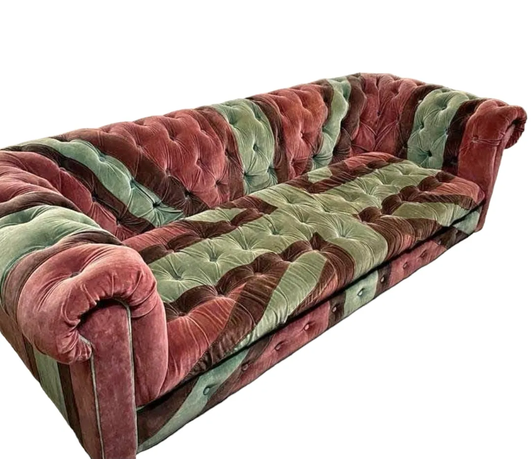 Le canapé Chesterfield en velours est un élément iconique qui combine élégance et confort dans un seul meuble. Avec ses lignes classiques et son rembourrage luxueux, ce canapé représente l'excellence en matière de design, ce qui en fait un choix parfait pour ceux qui souhaitent ajouter une touche de raffinement à leur espace. Caractéristiques principales : Design Classique : Le canapé Chesterfield est caractérisé par un design distinctif, avec un profil bas, des accoudoirs hauts et un siège profond. Sa silhouette élégante est parfaite pour des environnements traditionnels et modernes, s'adaptant avec grâce à tous les styles de décoration. Revêtement en Velours : Fabriqué en velours de haute qualité, ce canapé est non seulement beau à voir, mais aussi extrêmement agréable au toucher. La surface douce et luxueuse du velours lui confère un aspect sophistiqué et accueillant, tout en étant également résistant à l'usure. Rembourrage Confortable : Doté d'un rembourrage généreux, le canapé Chesterfield offre un confort exceptionnel. La combinaison de douceur et de soutien le rend idéal pour des moments de détente, de conversation ou de lecture, invitant à passer un agréable moment. Détails Artisanaux : Les détails de fabrication, comme le capitonnage du dossier et des accoudoirs, sont un signe distinctif de qualité et de savoir-faire artisanal. Ces détails ajoutent une touche de classe et rendent chaque canapé unique. Pourquoi le choisir ? Le canapé Chesterfield en velours est le choix parfait pour ceux qui recherchent un meuble alliant style, confort et fonctionnalité. Ce canapé ne se contente pas d'enrichir l'esthétique de votre espace, il offre également une expérience d'assise exceptionnelle. Idéal pour les salons, les bureaux ou les studios, le canapé Chesterfield est un investissement dans le design et le confort, créant une atmosphère élégante et accueillante. Choisir un canapé Chesterfield en velours, c'est apporter chez soi un morceau d'histoire, un classique intemporel qui continuera à être apprécié pendant des années.
