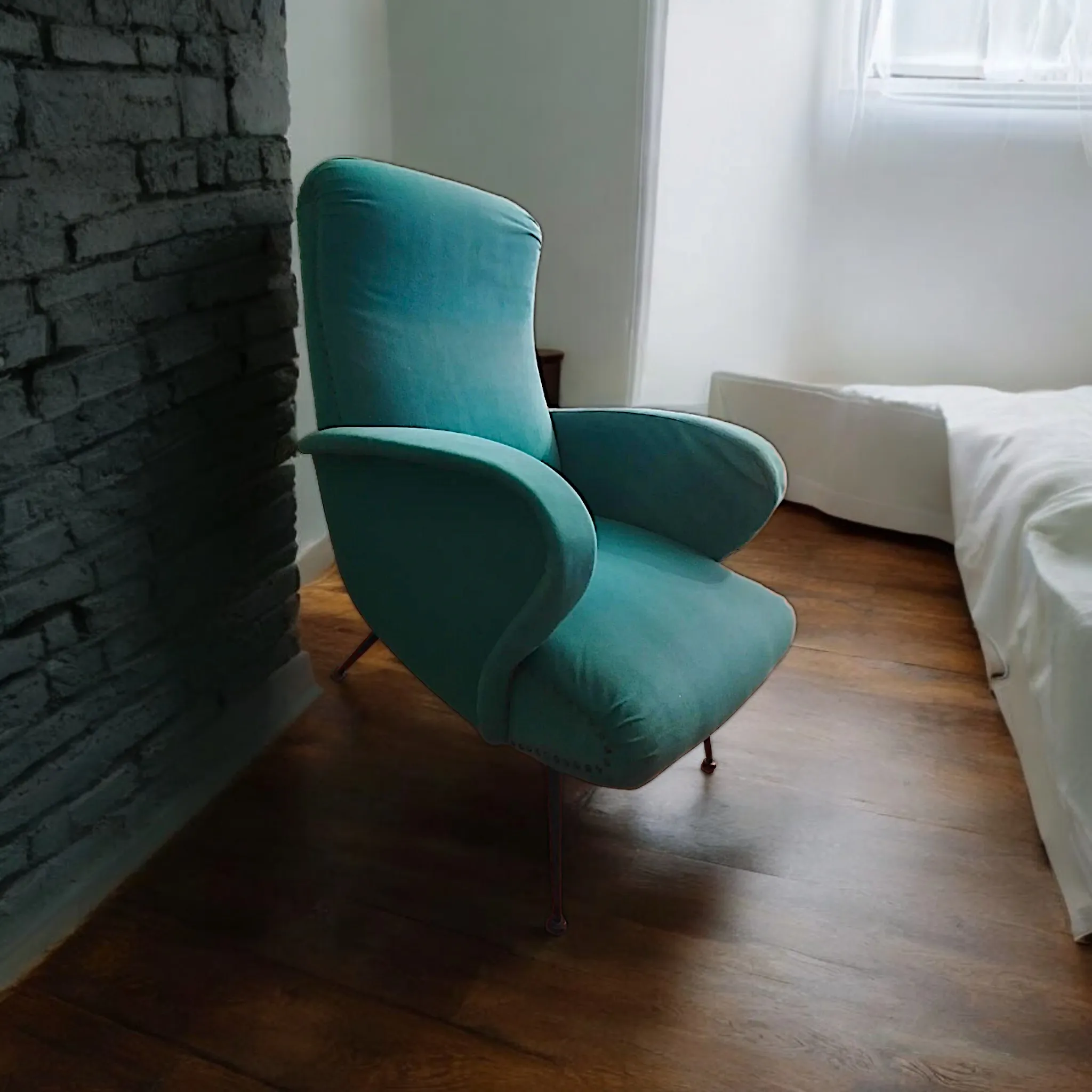 La Fauteuil vintage sinueux en alcantara est un meuble qui combine élégance et confort, caractérisé par un design sinueux et fascinant. Cette chaise est parfaite pour ceux qui souhaitent ajouter une touche de style rétro à leur maison, créant un environnement accueillant et raffiné. Caractéristiques principales : Design sinueux : La chaise présente des lignes douces et des courbes enveloppantes, ce qui la rend non seulement esthétiquement agréable, mais aussi extrêmement confortable. Cette forme élégante invite à la détente et devient un point focal dans n'importe quelle pièce. Revêtement en Alcantara : Fabriquée en alcantara, un matériau synthétique de haute qualité, cette chaise offre une surface douce au toucher, similaire au daim. L'alcantara est résistant et facile à nettoyer, conservant son apparence élégante au fil du temps. La gamme de couleurs disponibles permet de choisir la teinte qui s'adapte le mieux à votre décoration. Confort ergonomique : Avec un rembourrage généreux, la chaise est conçue pour offrir un soutien optimal lors de longues séances. Le design ergonomique favorise une posture correcte, la rendant idéale pour des heures de lecture, de conversation ou de détente. Style Vintage : Ce meuble incarne le charme du vintage, apportant une touche de nostalgie et de raffinement à tout espace. Il s'intègre parfaitement dans des environnements modernes ou classiques, ajoutant un élément de caractère et d'originalité. Pourquoi le choisir ? La chaise vintage en alcantara sinueux est le choix idéal pour ceux qui recherchent un meuble alliant confort et style. Cette chaise n'est pas seulement un élément fonctionnel, mais aussi un véritable objet décoratif qui enrichit l'esthétique d'un salon, d'une chambre ou d'un coin lecture. Choisir cette chaise, c'est investir dans un objet de design qui apportera une touche d'élégance et une atmosphère chaleureuse dans votre maison, rendant chaque moment spécial et invitant pour la famille et les invités.