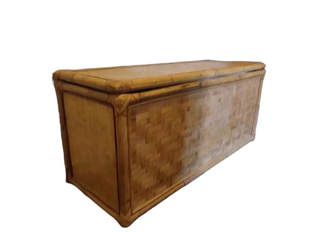Le coffre en bambou et rotin de Bonacina est un élégant meuble qui allie fonctionnalité et design artisanal. Parfait pour ranger des objets et maintenir l'ordre dans la maison, il se distingue par son tissage et ses matériaux naturels qui évoquent une esthétique chaleureuse et sophistiquée. Caractéristiques principales : Matériau de qualité : La structure en bambou et le tissage en rotin assurent robustesse et durabilité, tout en offrant un aspect exotique et naturel. Fabrication artisanale : Chaque coffre est fabriqué avec une attention particulière aux détails, typique des créations Bonacina, synonymes d'excellence dans le design italien. Polyvalence : Idéal pour tous les types d'environnements, modernes ou traditionnels, le coffre peut être utilisé comme rangement, table basse ou élément décoratif. Pourquoi le choisir : Un coffre Bonacina en bambou et rotin n'est pas seulement un meuble fonctionnel, mais une œuvre d'art qui enrichit l'espace avec chaleur et style. C'est l'accessoire parfait pour ceux qui recherchent la praticité associée à un design intemporel.