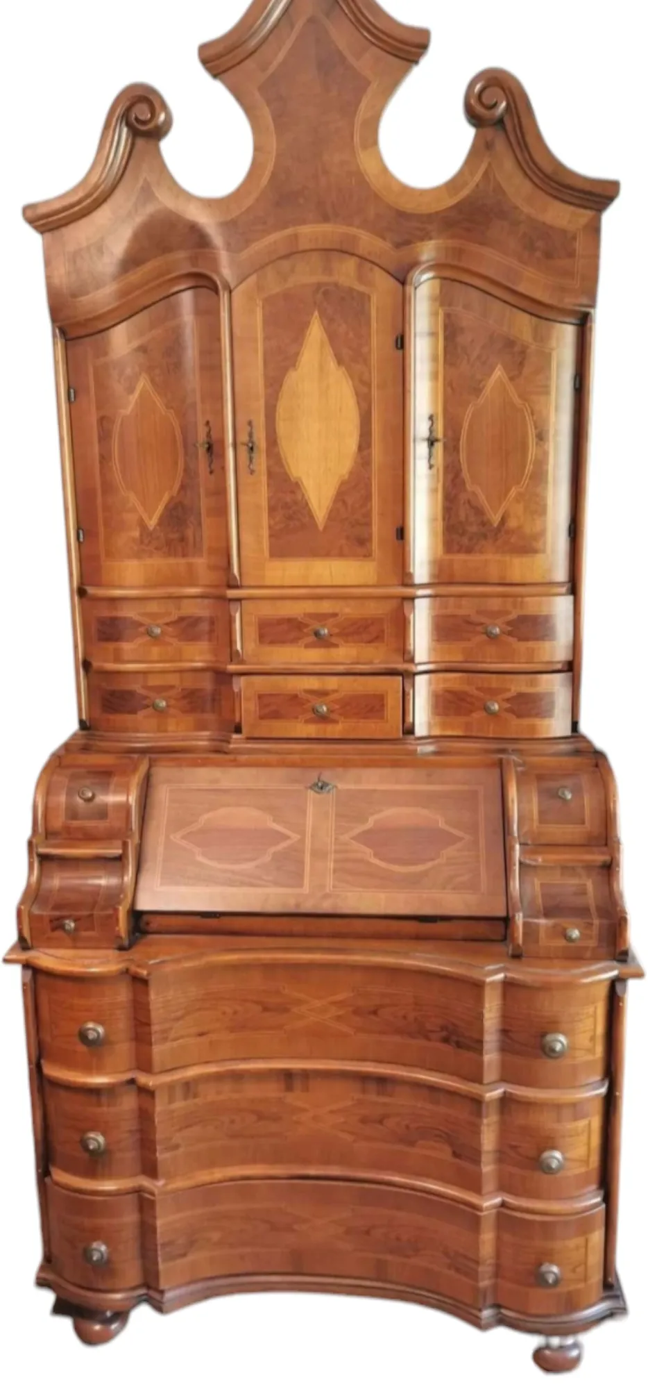 Le Trumeau ancien avec abattant fabuleux est un meuble au design raffiné et à fort impact visuel, qui allie praticité et beauté en une seule structure. Typique des XVIIIe et XIXe siècles, le trumeau se distingue par la présence d’un abattant qui permet d’ouvrir un espace de rangement qui peut être utilisé comme bureau ou comme support pour des objets décoratifs. L’abattant fabuleux se distingue par son travail artisanal, avec des finitions et des détails qui valorisent le savoir-faire du menuisier. Caractéristiques principales : Matériau et travail : Fabriqué avec des bois précieux tels que le noyer ou le chêne, le trumeau présente souvent des incrustations, des sculptures ou des décorations peintes sur la partie supérieure, ajoutant une valeur artistique à sa fonctionnalité. Design classique et fonctionnel : Le meuble présente une partie supérieure pouvant être décorée de motifs floraux ou de scènes historiques, tandis que l’abattant permet d’ouvrir un espace de travail ou de stockage. Souvent, les portes inférieures cachent des tiroirs et des compartiments supplémentaires. Polyvalence et décoration : Grâce à son élégance et à ses dimensions, ce trumeau est adapté à différents environnements, de la salle à manger au salon, ou même dans un coin bureau, où il peut servir de bureau élégant. Pourquoi le choisir : Le Trumeau ancien avec abattant fabuleux est un excellent choix pour ceux qui recherchent un meuble à la fois fonctionnel et riche en histoire. L’abattant permet d’utiliser le meuble comme bureau ou espace de travail, mais aussi comme espace de rangement. De plus, les décorations artistiques, qui peuvent aller du rococo au néoclassique, confèrent au trumeau une beauté intemporelle. Un meuble qui devient un protagoniste dans chaque pièce, offrant une touche de classe et de tradition. Idéal pour les collectionneurs, les amateurs de mobilier ancien et ceux qui souhaitent ajouter un élément de caractère et d’histoire dans leur maison, le trumeau avec abattant est un objet qui conserve son charme et sa fonctionnalité au fil du temps.