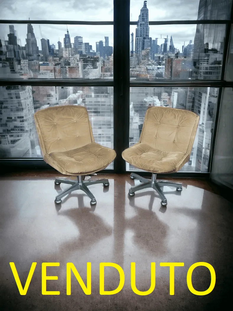 Cette paire de fauteuils pivotants de bureau en velours est idéale pour ceux qui recherchent un équilibre entre style et fonctionnalité dans un environnement de travail. Conçus pour offrir confort et soutien, ces fauteuils sont un ajout élégant et pratique à tout espace de travail. Caractéristiques principales : Revêtement en velours : Les fauteuils sont recouverts de velours de haute qualité, disponible dans une variété de couleurs raffinées. Ce matériau confère non seulement un aspect luxueux, mais il est aussi doux au toucher et durable, rendant ces fauteuils parfaits pour un usage quotidien. Mécanisme pivotant : Dotés d'un mécanisme pivotant à 360 degrés, ces fauteuils permettent une mobilité facile et l'accès à différentes zones du bureau sans effort. Ce détail est particulièrement utile dans les environnements de travail dynamiques, où la flexibilité est essentielle. Design ergonomique : Conçus avec une attention particulière au confort, ces fauteuils présentent des dossiers contourés et des sièges bien rembourrés offrant un excellent soutien lombaire. La forme ergonomique aide à maintenir une posture correcte pendant les longues heures de travail. Base solide : La structure en métal ou en bois de haute qualité garantit stabilité et longévité. La base est conçue pour résister à l'usure quotidienne, assurant la sécurité et la fiabilité du fauteuil. Pourquoi les choisir ? Cette paire de fauteuils pivotants de bureau en velours est parfaite pour ceux qui souhaitent un environnement de travail alliant élégance et confort. Idéals pour des bureaux modernes, des espaces de coworking ou des home offices, ces fauteuils ne se contentent pas d'élever l'esthétique de l'espace, ils améliorent aussi l'expérience de travail quotidienne. Avec leur design sophistiqué et leurs fonctionnalités pratiques, ils représentent un investissement dans la qualité et le bien-être au travail. Choisir ces fauteuils, c'est créer un environnement de travail stimulant et accueillant, où le confort est toujours la priorité.