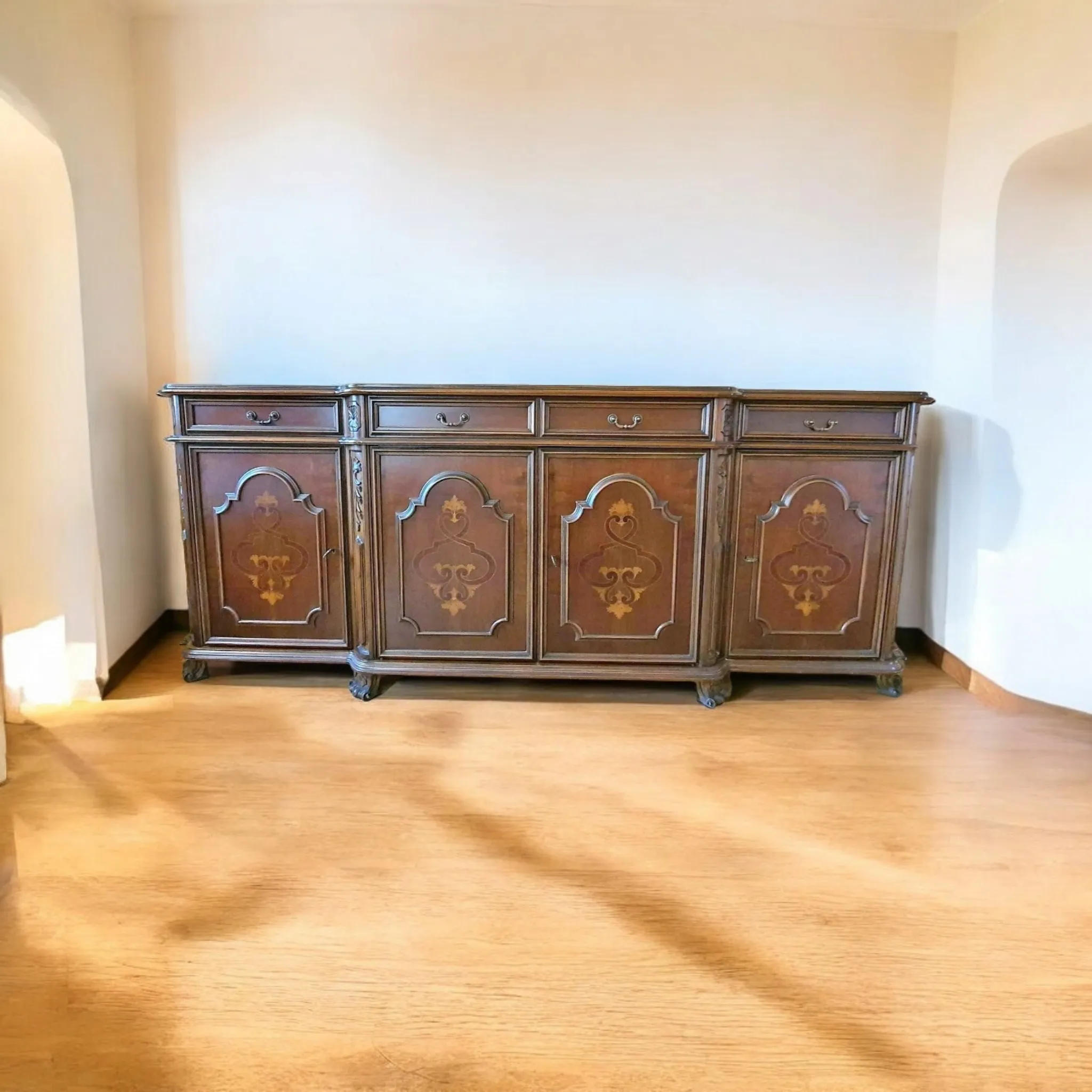 Le buffet Intarsiato pour le salon est un meuble élégant qui ajoute de la valeur esthétique et de la fonctionnalité à l’espace. Fabriqué en bois massif précieux, cette crédence est décorée de marqueteries raffinées qui accentuent sa beauté et son artisanat. Sa structure spacieuse, avec des étagères et des tiroirs, offre un grand espace pour organiser des objets et des décorations, tandis que les détails sculptés rendent chaque pièce unique et fascinante. Caractéristiques principales : Matériau de haute qualité : Fabriqué en bois précieux comme le noyer, le cerisier ou le chêne, le crédence est orné de marqueteries en bois ou en métal créant des motifs sophistiqués, typiques du style classique. Design élégant : Les lignes élégantes et les détails des marqueteries sont le point fort de cette crédence. Sa forme imposante et ses finitions brillantes en font un meuble idéal pour les salons, les salons et même comme élément de liaison dans de grands espaces. Fonctionnalité optimale : Doté de portes, de tiroirs et d’étagères, il offre un grand espace pour ranger des objets décoratifs ou contenir des ustensiles et de la vaisselle, tout en maintenant une apparence ordonnée et raffinée. Pourquoi le choisir : Le buffet Intarsiato est parfait pour ceux qui recherchent un meuble alliant élégance, tradition et fonctionnalité. Grâce à son artisanat, il ajoute une touche de luxe au salon ou à d’autres espaces de la maison. Sa capacité en fait un meuble idéal pour ceux qui veulent combiner esthétique et praticité, tout en maintenant une ambiance sophistiquée et accueillante.