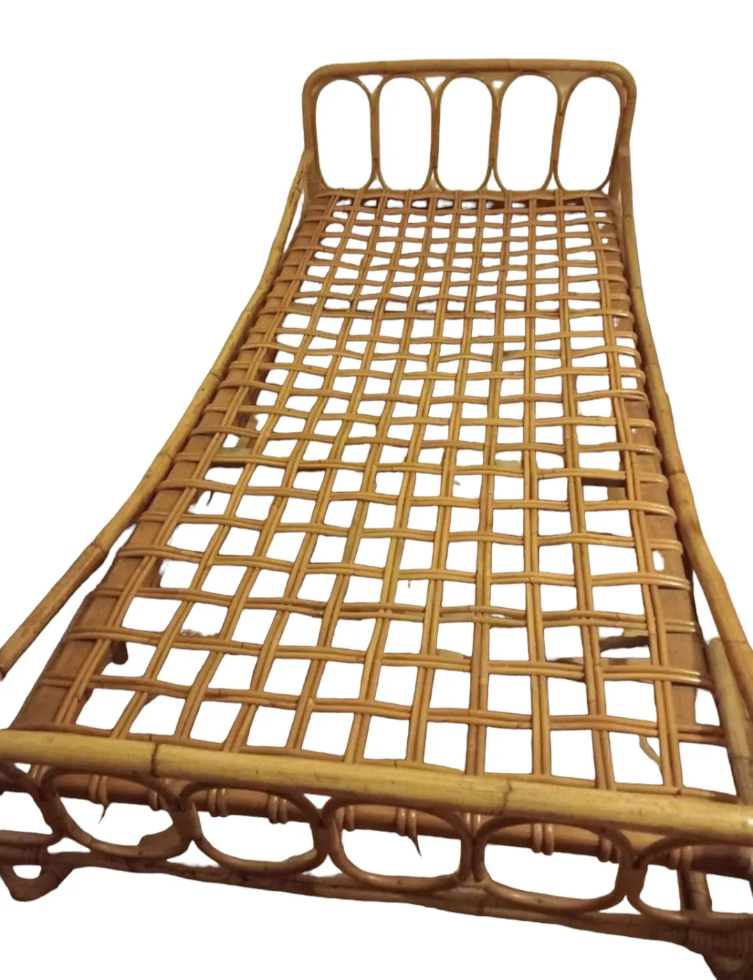 Le lit simple en bambou de Bonacina est un meuble qui allie élégance et artisanat traditionnel. Connu pour l'utilisation de matériaux naturels et l'attention aux détails, ce lit se distingue par sa structure légère et résistante, caractéristique du bambou, tissée avec le savoir-faire propre aux produits Bonacina. Caractéristiques principales : Design naturel : La structure en bambou offre une esthétique chaleureuse et accueillante, idéale pour des espaces nécessitant une touche exotique et raffinée. Robustesse et durabilité : Fabriqué avec des techniques artisanales qui assurent résistance et longévité. Style polyvalent : Parfait pour des chambres traditionnelles ou modernes, créant une ambiance détendue et sophistiquée. Pourquoi le choisir : Un lit simple Bonacina en bambou représente non seulement un élément pratique, mais aussi un choix esthétique qui enrichit l'espace avec le charme du mobilier naturel, alliant confort et design intemporel.