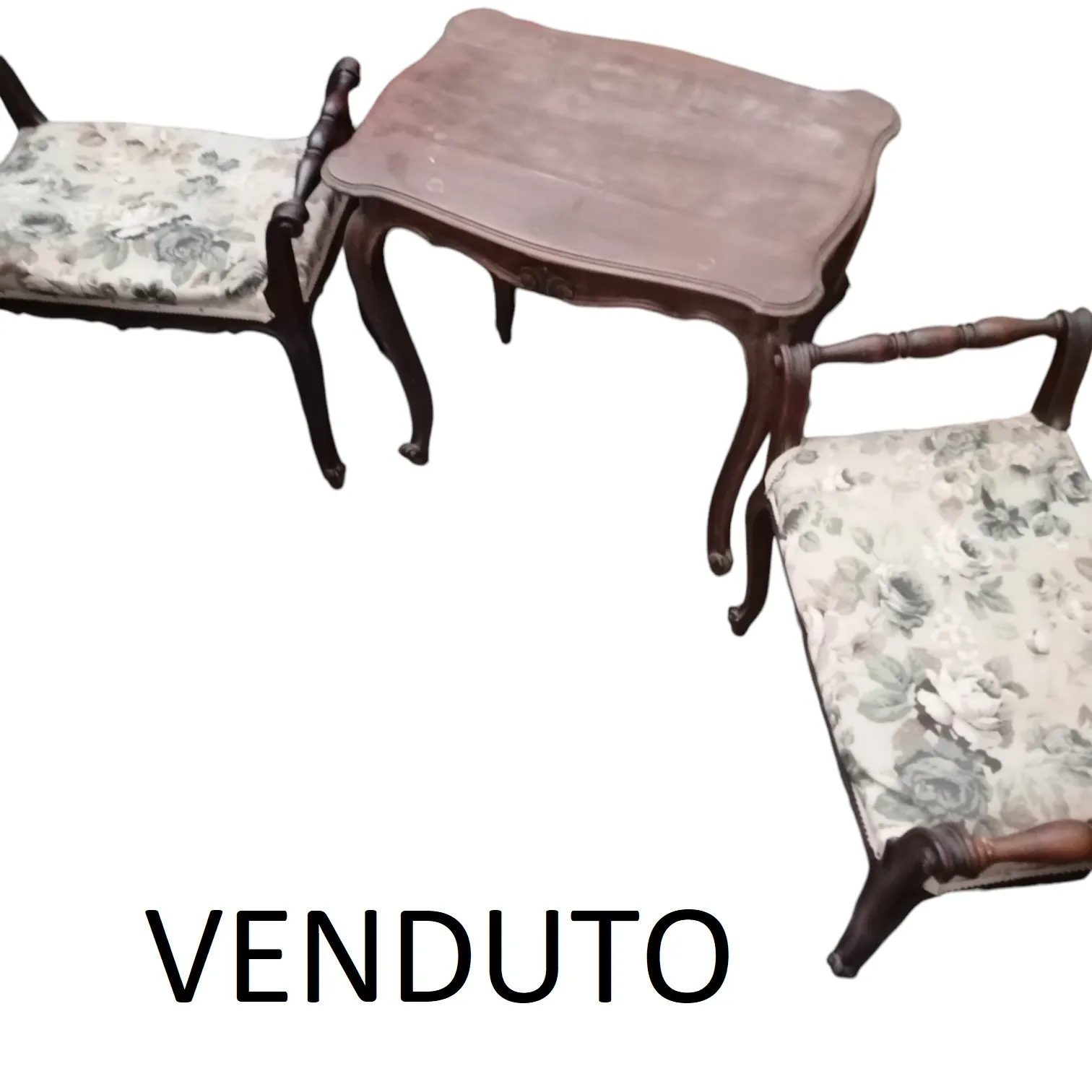 Le trio de bancs rembourrés en bois massif avec table basse est une solution de mobilier polyvalente et fonctionnelle, idéale pour ceux qui souhaitent allier confort et praticité dans différents espaces de la maison. Cet ensemble de bancs constitue un excellent choix pour créer des zones accueillantes et de socialisation, sans compromettre le style.Caractéristiques principales :
    Structure en bois massif : Chaque banc est fabriqué en bois massif de haute qualité, garantissant robustesse et durabilité. Le bois massif non seulement confère de la stabilité, mais ajoute également un charme naturel, avec des finitions qui mettent en valeur la beauté des veines.
    Rembourrage confortable : Les bancs sont dotés d'un rembourrage doux, conçu pour offrir un confort optimal. L'assise accueillante invite à s'asseoir et à se détendre, rendant ces bancs idéaux pour les salles à manger, les salons ou les entrées.
    Table basse assortie : L'ensemble comprend une table basse qui s'intègre parfaitement avec les bancs, créant ainsi un espace fonctionnel pour poser des boissons, des livres ou des décorations. La table peut également être utilisée comme surface supplémentaire pour les repas ou les jeux, la rendant polyvalente pour diverses occasions.
    Design élégant et polyvalent : Le design simple et linéaire des bancs et de la table basse s'adapte facilement à différents styles de décoration, du rustique au contemporain. Ils peuvent être utilisés comme sièges supplémentaires dans le salon, le jardin ou la salle à manger, créant une atmosphère chaleureuse et invitante.
    Pourquoi le choisir ? Le trio de bancs rembourrés en bois massif avec table basse est parfait pour ceux qui recherchent un mobilier qui allie praticité et style. Cet ensemble offre non seulement des places assises supplémentaires, mais crée également un espace convivial où les invités peuvent se sentir à l'aise. Avec son design élégant et la qualité de ses matériaux, cet ensemble représente un investissement durable pour votre maison, rendant chaque espace accueillant et fonctionnel. Choisir ces bancs, c'est ajouter une touche de classe et de confort à votre quotidien, créant un coin spécial pour des moments à partager.