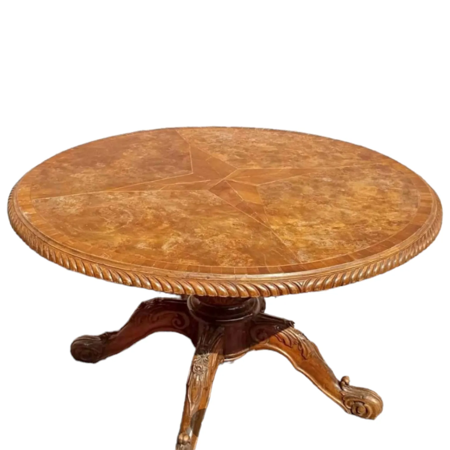 La mesa redonda de raíz de nogal con superficie de madera en marquetería maciza es un ejemplo extraordinario de la alta artesanía, que combina elegancia y robustez. La raíz de nogal, con sus vetas naturales y su acabado refinado, se utiliza para crear una pieza que no solo es funcional, sino también una obra de arte para admirar. La superficie de marquetería, realizada con detalles finamente trabajados, añade una belleza única, realzando aún más el diseño de la mesa. Características principales: Material de alta calidad: La raíz de nogal es una de las maderas más codiciadas, apreciada por su durabilidad y su aspecto refinado. Sus vetas únicas son visibles en toda la estructura de la mesa. Marquetería artística: La superficie de la mesa está embellecida con una delicada marquetería maciza, realizada con una combinación de maderas preciosas que crean complejos patrones visuales, dando a la mesa un aspecto aristocrático y de gran valor. Diseño redondo: La forma redonda de la mesa ofrece una funcionalidad versátil, lo que la hace ideal para salones o comedores, creando un ambiente acogedor y armonioso. ¿Por qué elegirla? Perfecta para quienes aprecian la belleza de la tradición artesanal, esta mesa es ideal para quienes desean un mueble que no solo complemente la decoración, sino que también sea una pieza de colección. La marquetería maciza y la raíz de nogal ofrecen una combinación de elegancia, calidez y carácter que no pasará desapercibida en ningún ambiente.