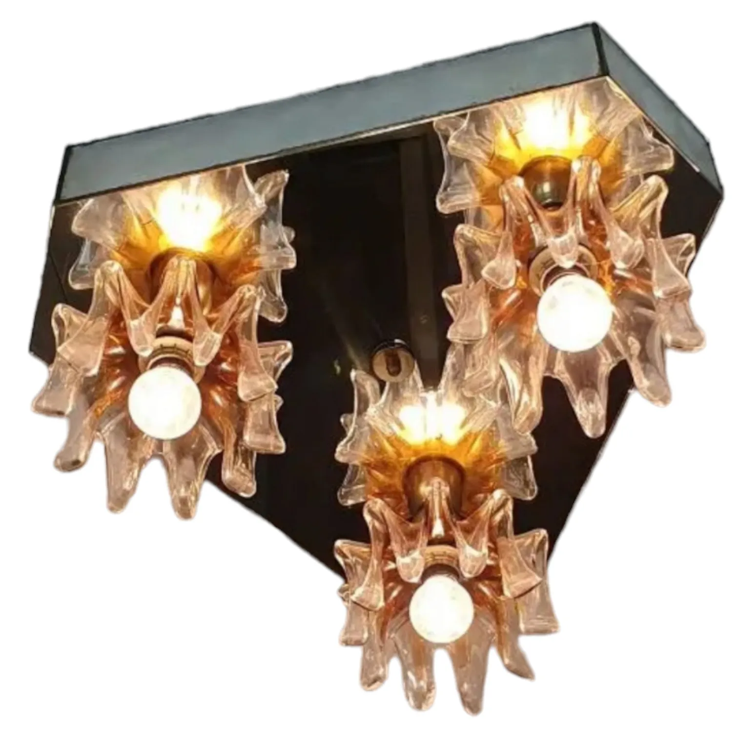 Le plafonnier en verre de Murano conçu par Carlo Nason pour Mazzega est sans aucun doute un chef-d'œuvre du design italien vintage, surtout s'il s'agit d'un modèle rare et authentique. Ces pièces datent principalement des années 60 et 70, une période où l'esthétique moderne se mêlait à la qualité artisanale de la tradition muranaise. Caractéristiques principales : Verre de Murano : Ce plafonnier utilise le verre de Murano, connu pour sa qualité exceptionnelle et son travail artisanal. Nason était un expert dans l'utilisation de techniques traditionnelles comme la soufflerie et la fusion, mais il réinterprétait ces méthodes de manière moderne pour créer des effets lumineux uniques et extraordinaires. Effet Miroir : La surface miroir amplifie la lumière et ajoute de la profondeur à l'espace, créant des jeux de reflets qui donnent l'impression que la pièce est plus grande. Ce détail rend le plafonnier particulièrement spectaculaire et en fait un élément décoratif qui attire l'attention. Design Iconique : Carlo Nason était connu pour son design minimaliste mais sophistiqué, capable de donner une nouvelle vie à des formes simples grâce à l'utilisation du verre. Son travail avec Mazzega se distingue par une esthétique épurée, souvent caractérisée par des formes géométriques et une élégance intemporelle. Rareté : Certains modèles de Carlo Nason pour Mazzega sont aujourd'hui considérés comme extrêmement rares, en particulier ceux en série limitée ou avec des caractéristiques particulières comme l'effet miroir. Ces pièces sont très recherchées sur le marché du design vintage et peuvent atteindre des prix élevés. Conseils pour la mise en valeur et l'entretien. Si vous possédez ce plafonnier, il est important de le placer dans un espace où il peut se démarquer, comme une entrée, une salle à manger ou un salon au design sobre et raffiné. Éviter les expositions à une humidité élevée et le nettoyer avec des produits spécifiques pour le verre de Murano et les surfaces réfléchissantes aidera à préserver sa beauté et sa valeur.