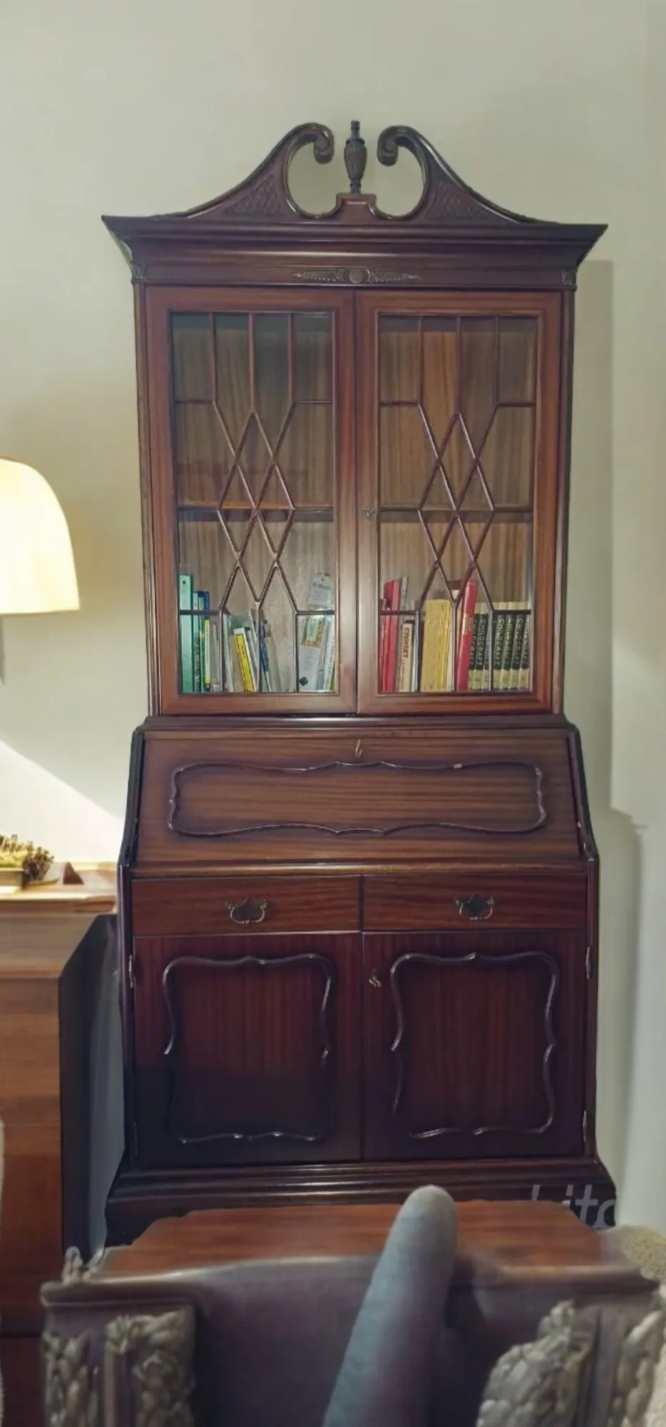 Le Trumeau ancien avec abattant est un meuble d'époque qui représente une fusion d’élégance et de fonctionnalité. L’abattant, qui s’ouvre comme un bureau ou un espace de rangement, est la caractéristique distinctive de ce type de meuble, permettant d’optimiser l’espace tout en offrant une touche décorative unique. Ce type de trumeau se distingue également par sa structure imposante et son travail artisanal qui inclut souvent des incrustations, des sculptures et des décorations peintes, en faisant un meuble raffiné, parfait pour les amateurs de classique. Caractéristiques principales : Matériau de haute qualité : Fabriqué généralement avec des bois précieux comme le noyer, le chêne ou le acajou, le trumeau avec abattant est souvent décoré de détails sculptés à la main qui reflètent l’artisanat de l’époque. Design élégant et fonctionnel : L’abattant s’ouvre pour révéler un espace de travail, idéal pour écrire ou conserver des objets, et la partie supérieure présente souvent des décorations de style rococo, néoclassique ou baroque. Polyvalence : Ce meuble est parfait pour divers environnements, comme les salons, salles à manger ou bureaux. Il peut servir de bureau élégant, de table de travail, ou simplement d’élément décoratif grâce à sa beauté et sa fonctionnalité. Pourquoi le choisir : Le Trumeau ancien avec abattant est un excellent choix pour ceux qui recherchent un meuble alliant esthétique et praticité. Parfait pour ceux qui aiment décorer avec des pièces uniques et historiques, ce meuble représente un témoignage du design et de l’artisanat du passé, ajoutant une touche de classe à n’importe quel espace. Sa robustesse et son charme intemporel en font un élément qui enrichit la maison, offrant un sens de tradition et de raffinement. Si vous êtes passionnés de mobilier antique ou collectionneur de meubles historiques, le trumeau avec abattant est un ajout qui ne passera jamais inaperçu, apportant avec lui non seulement de la beauté, mais aussi de la fonctionnalité et de l’histoire.