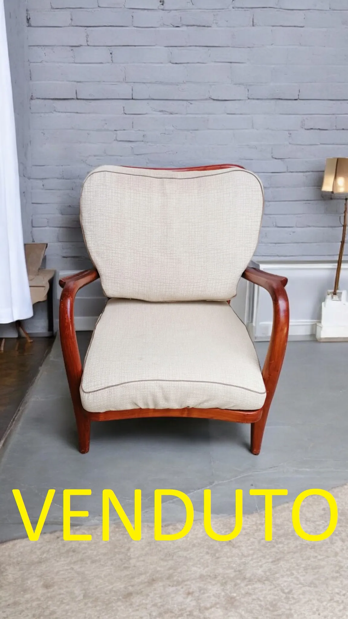 Le fauteuil attribué à Paolo Buffa est un véritable chef-d'œuvre du design italien, représentatif de l'élégance et du raffinement des années 50. Caractérisé par des lignes sophistiquées et des matériaux de haute qualité, ce fauteuil est un ajout de classe à n'importe quel environnement, reflétant l'art et le savoir-faire du célèbre designer. 
    Caractéristiques principales :
    Design élégant : Ce fauteuil présente un design iconique avec des formes douces et harmonieuses, typiques du style de Paolo Buffa. Les lignes sinueuses et le profil élégant en font un choix parfait pour des intérieurs raffinés, du salon à la chambre à coucher.
    Matériaux de haute qualité : Fabriqué avec des matériaux précieux, le fauteuil est souvent recouvert de tissus ou de cuir de haute qualité, garantissant confort et résistance. Le choix des matériaux contribue à créer une atmosphère chaleureuse et accueillante.
    Rembourrage confortable : Doté d'un rembourrage généreux, ce fauteuil est conçu pour offrir un confort exceptionnel. Le support ergonomique permet de profiter de longues assises, que ce soit pour lire, converser ou se détendre.
    Détails artisanaux : Les détails de fabrication, tels que les coutures et les finitions, reflètent l'attention portée aux détails qui caractérise le travail de Buffa. Ces éléments artisanaux non seulement enrichissent l'esthétique du fauteuil, mais augmentent également sa valeur avec le temps.
    Pourquoi le choisir ? Le fauteuil attribué à Paolo Buffa est le choix idéal pour ceux qui souhaitent un meuble de design alliant style et confort. Ce meuble n'est pas seulement fonctionnel, mais constitue également un véritable objet de collection, capable d'enrichir l'environnement avec sa présence distinctive. Choisir ce fauteuil, c'est investir dans un élément qui apportera une touche d'élégance et d'histoire à votre maison, rendant chaque moment passé en son sein une expérience spéciale. Avec son charme intemporel, ce fauteuil deviendra sans aucun doute un élément clé de votre collection de mobilier, apprécié pour sa beauté et son confort.