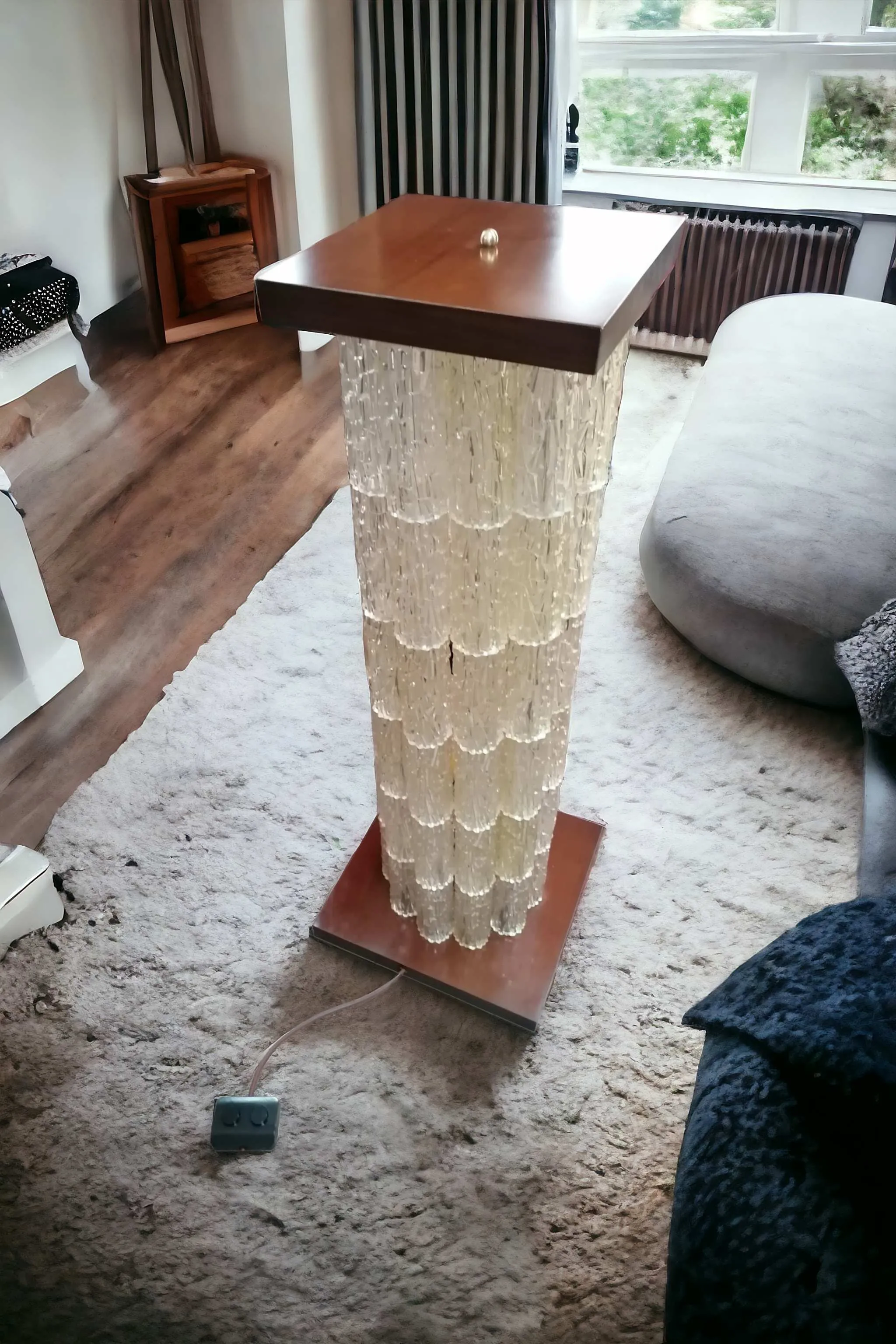 Cette lampe sur pied avec des tubes facettés en Perspex et un éclairage double combine design contemporain et style raffiné. Les tubes, avec leur surface facettée, créent des jeux de lumière uniques qui confèrent à la lampe une présence scénique. L'éclairage double permet de varier l'ambiance, l'adaptant parfaitement à différents environnements. Parfaite pour meubler un salon moderne ou un bureau élégant, cette lampe attire l'attention avec son apparence captivante et son charme moderne.
