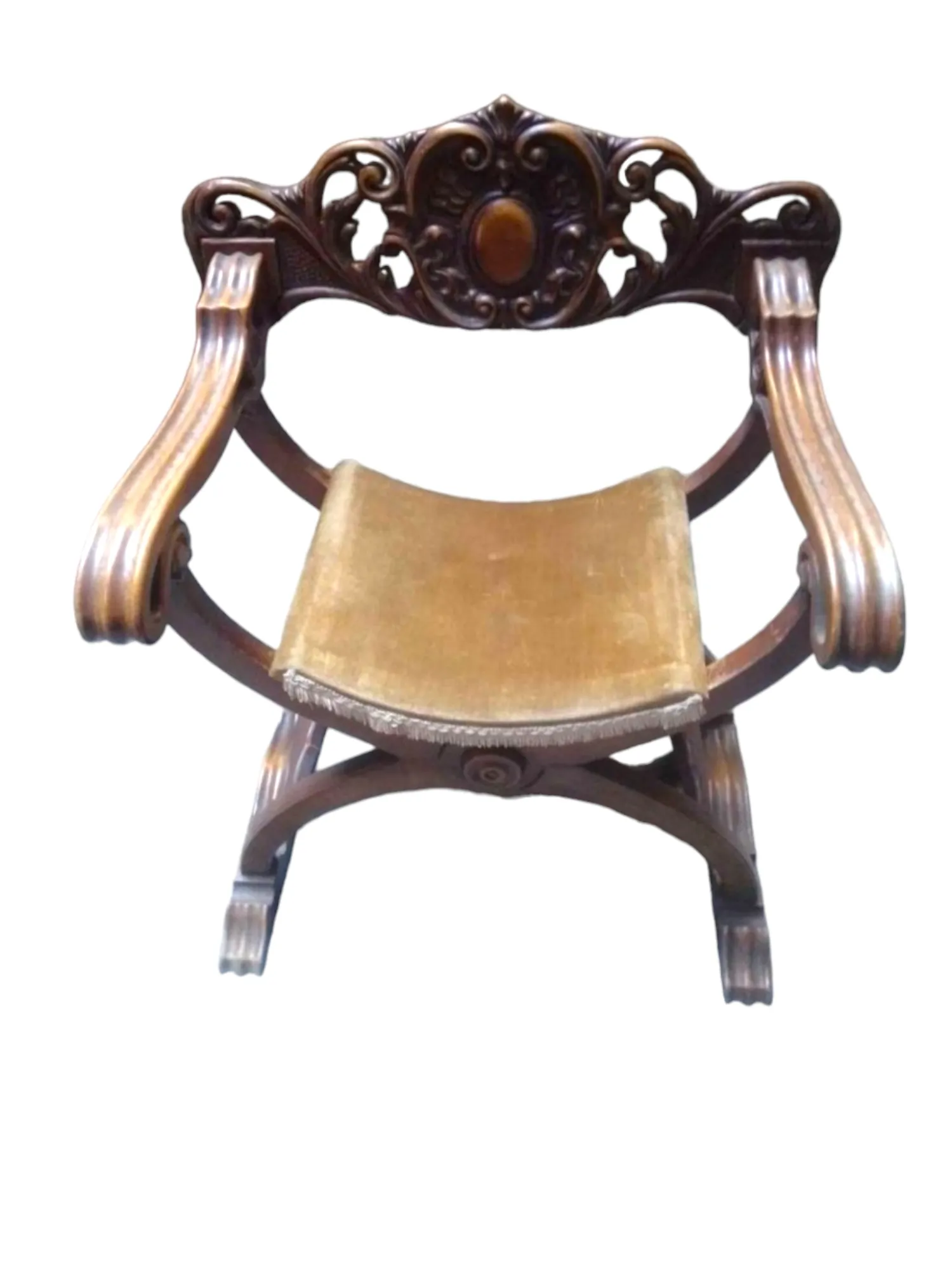 La chaise Savonarola ancienne est un magnifique exemple de mobilier classique qui porte en elle un charme intemporel. Caractérisée par un design distinctif et une histoire riche, cette chaise est un excellent choix pour ceux qui aiment les meubles anciens et souhaitent ajouter une touche d'élégance historique à leur maison. Caractéristiques principales : Design Iconique : La chaise Savonarola est connue pour sa forme unique, avec un siège suspendu et des accoudoirs courbés, soutenus par une structure en X. Ce design offre non seulement un aspect fascinant, mais il est aussi fonctionnel et permet de gagner de l’espace. Matériaux de Haute Qualité : Fabriquée en bois massif, souvent en noyer ou en chêne, cette chaise est extrêmement robuste et durable. La finition du bois met en valeur les veines naturelles, offrant un aspect riche et chaleureux. Rembourrage Élégant : La chaise est souvent rembourrée avec des tissus de qualité ou du cuir, rendant l'assise confortable et accueillante. Les couleurs et textures peuvent varier, permettant de choisir un revêtement qui s'intègre parfaitement avec le reste du mobilier. Détails Artisanaux : Chaque pièce d'une chaise Savonarola se distingue par des détails artisanaux, tels que des sculptures élaborées et des finitions de haute qualité. Ces éléments augmentent non seulement la valeur esthétique, mais aussi la qualité générale du meuble. Pourquoi la choisir ? La chaise Savonarola ancienne est parfaite pour ceux qui recherchent un meuble alliant fonctionnalité et histoire. Ce meuble ne représente pas seulement un élément de décoration, mais aussi un récit d’époques passées, capable d’enrichir votre espace par sa beauté et sa signification historique. Idéale pour les salons, les bureaux ou comme pièce centrale dans une collection de meubles vintage, la chaise Savonarola se distingue par son style intemporel et son élégance. Choisir cette chaise signifie non seulement investir dans un objet de design, mais aussi dans un objet d'art.