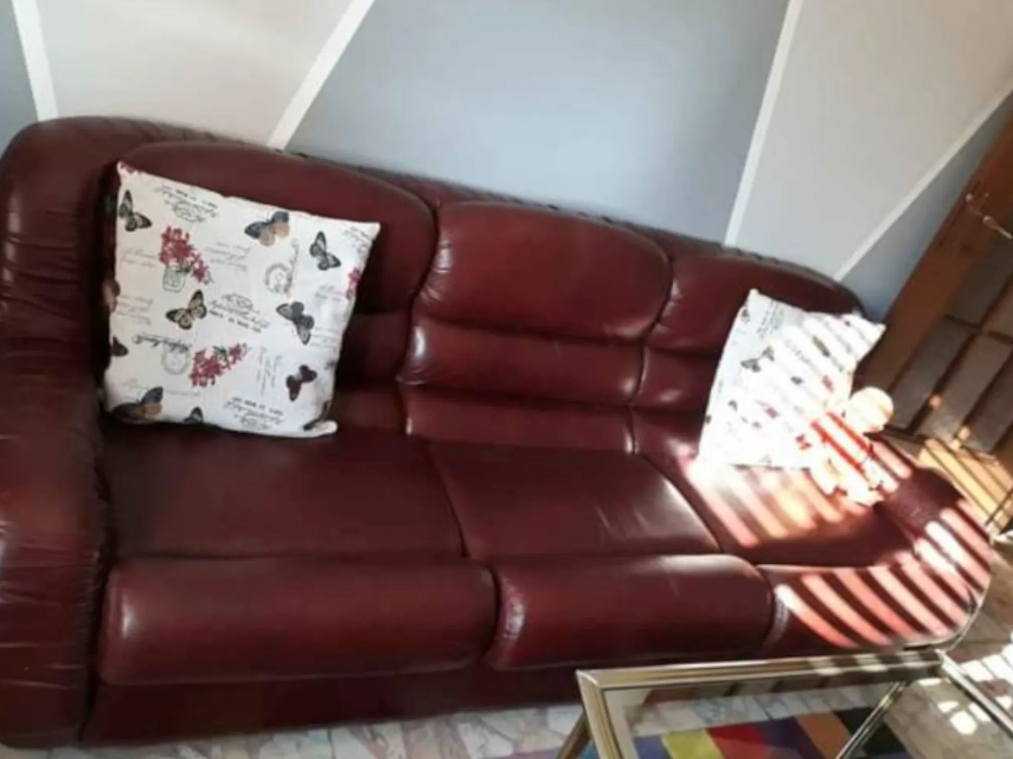 Le canapé et les fauteuils en cuir anatomiques Style Joe DiMaggio sont un ensemble conçu pour allier confort ergonomique et style rétro inspiré de l'icône du baseball américain, Joe DiMaggio. Ces pièces apportent une touche de classe et de nostalgie aux espaces, tout en mettant l'accent sur la fonctionnalité et le design. Caractéristiques principales : Matériaux de qualité : Fabriqué en cuir de haute qualité, doux au toucher mais résistant à l'usure, disponible en différentes finitions et teintes pour s'adapter à divers environnements.
    Design anatomique : Des lignes étudiées pour offrir un soutien complet au dos, au cou et aux bras, garantissant un confort maximal même lors de longues périodes d'assise. Style distinctif : Des détails vintage comme des coutures contrastées et des profils incurvés rappellent l’élégance des années 70, avec une esthétique raffinée mais accueillante. Pourquoi le choisir ? Cet ensemble représente le parfait équilibre entre praticité et design intemporel. Idéal pour ceux qui recherchent un meuble d'accent qui se distingue par sa sophistication et son souci du détail. Il s'adapte parfaitement aux salons, bureaux ou lounges au goût classique ou contemporain, élevant l'atmosphère de l'espace dans lequel il est placé.