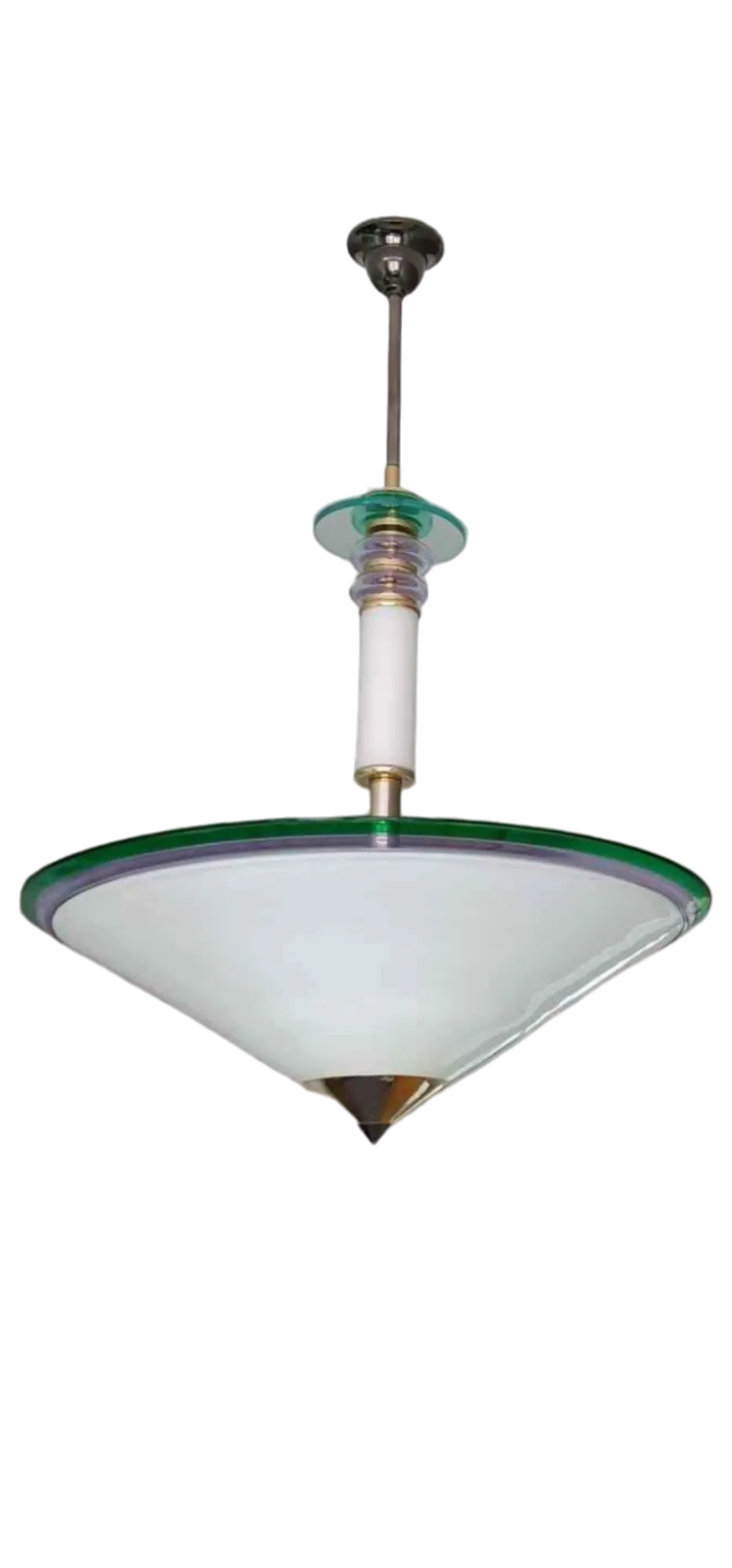 Ce chandelier suspendu, probablement attribué à Venini, représente une parfaite fusion de style et de raffinement. La structure en verre présente des lignes nettes et symétriques, avec un contraste raffiné entre le verre dépoli du dôme et les détails en laiton. Le bord vert transparent ajoute une touche de couleur délicate, valorisant le design contemporain et créant une atmosphère sophistiquée et lumineuse dans l'environnement. La finition brillante et l'aspect minimaliste le rendent idéal pour meubler des espaces modernes ou vintage avec une touche de classe.