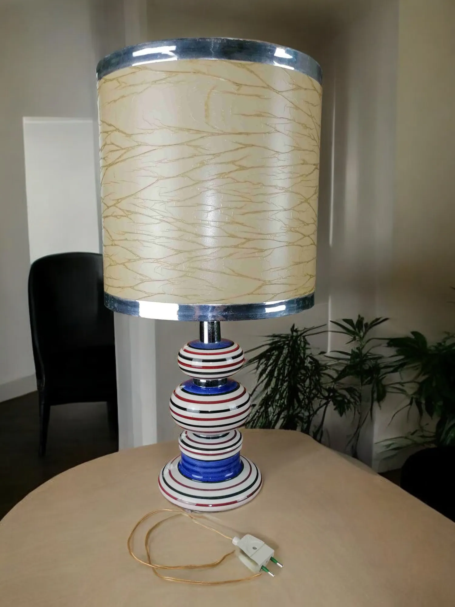 Éclairez vos espaces avec style grâce à cette lampe de table raffinée. Fabriquée en céramique de haute qualité, son corps est décoré d'un motif fascinant de rayures circulaires qui ajoute une touche d'élégance et de modernité. L'abat-jour en papier laminé diffuse une lumière chaude et accueillante, créant l'atmosphère parfaite pour toutes les occasions, du moment de détente au plaisir de lire un bon livre. Cette lampe n'est pas seulement un élément fonctionnel, mais aussi un véritable objet d'art qui enrichira n'importe quel environnement avec sa beauté et son unicité. Parfaite pour votre maison ou comme idée cadeau pour les amateurs de design contemporain.