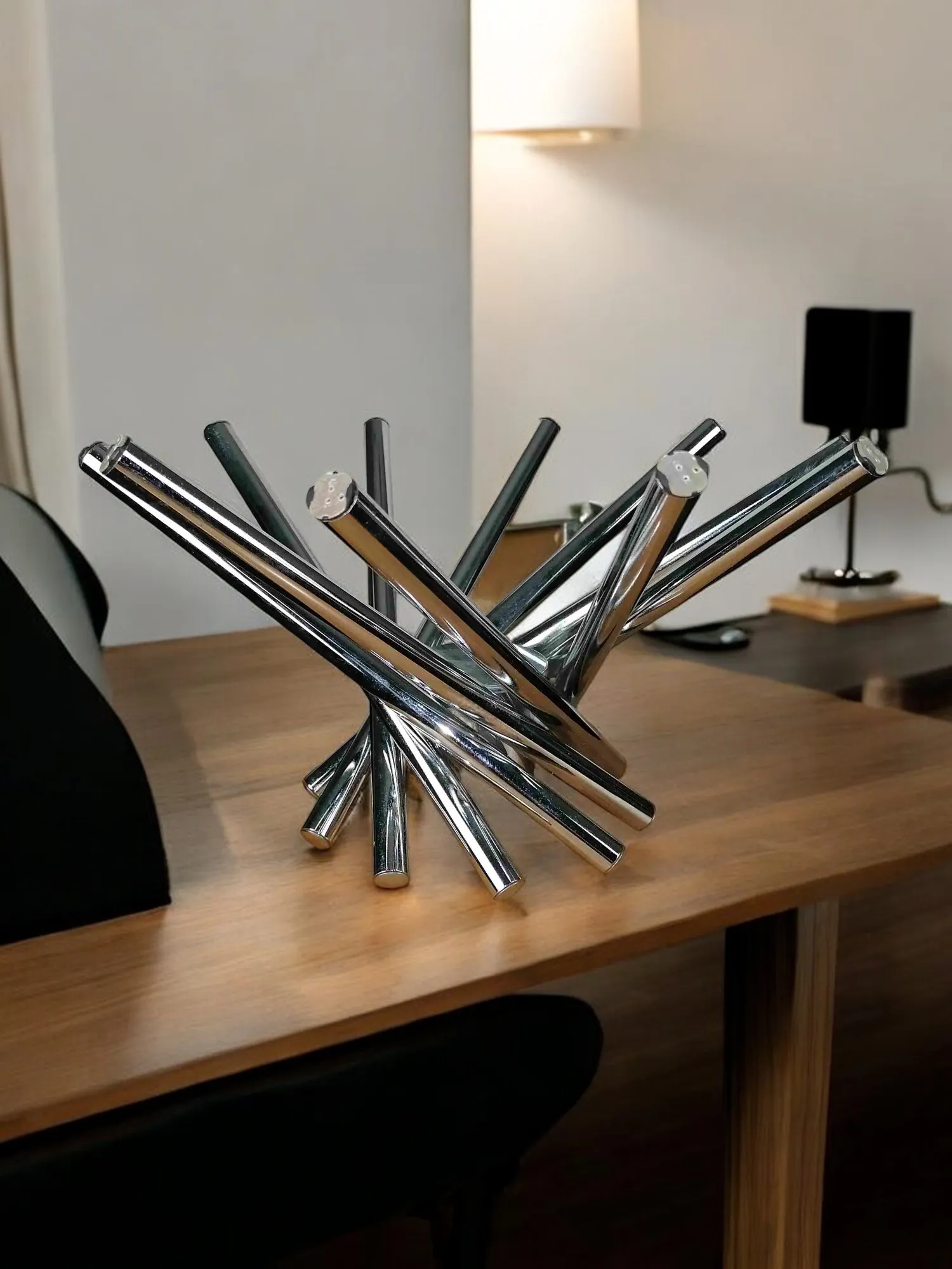 Éclairez vos espaces avec le plafonnier Astri Slim Bilumen, un chef-d'œuvre de design signé par Marco Zotta. Ce plafonnier élégant présente dix points lumineux disposés dans un profil mince et moderne, offrant un éclairage polyvalent et suggestif. Sa structure minimaliste s'intègre parfaitement à tous les styles de décoration, du plus contemporain au plus classique. Grâce à la technologie Bilumen, vous pouvez profiter d'un éclairage personnalisable, idéal pour créer l'atmosphère parfaite à tout moment de la journée. Que ce soit pour un salon, un bureau ou une zone de travail, l'Astri Slim se révèle non seulement fonctionnel mais aussi un élément de design qui enrichit votre espace. Choisissez ce plafonnier pour une touche de modernité et de raffinement.